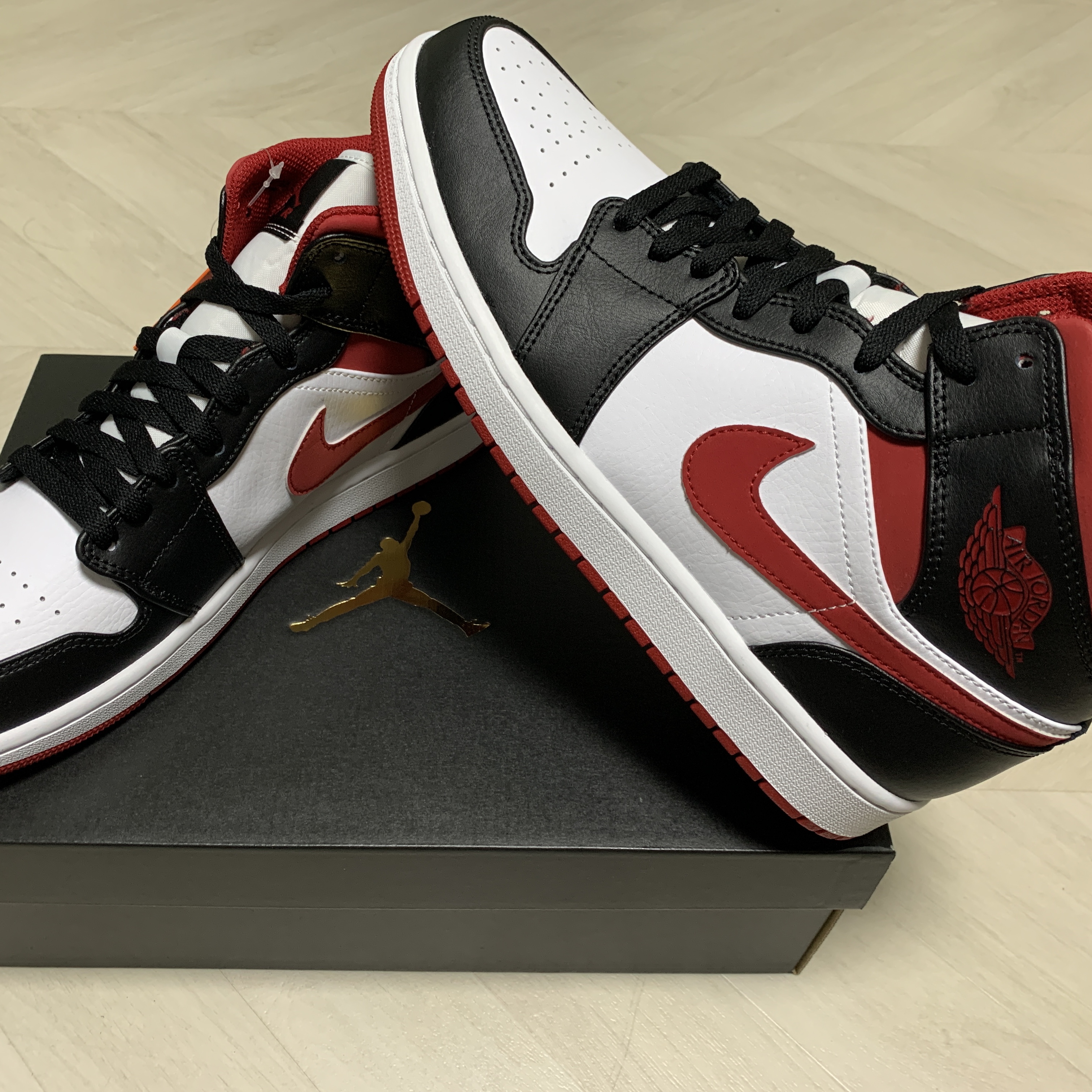 Jordan 1 Mid Gym Red Black White 착용 스타일