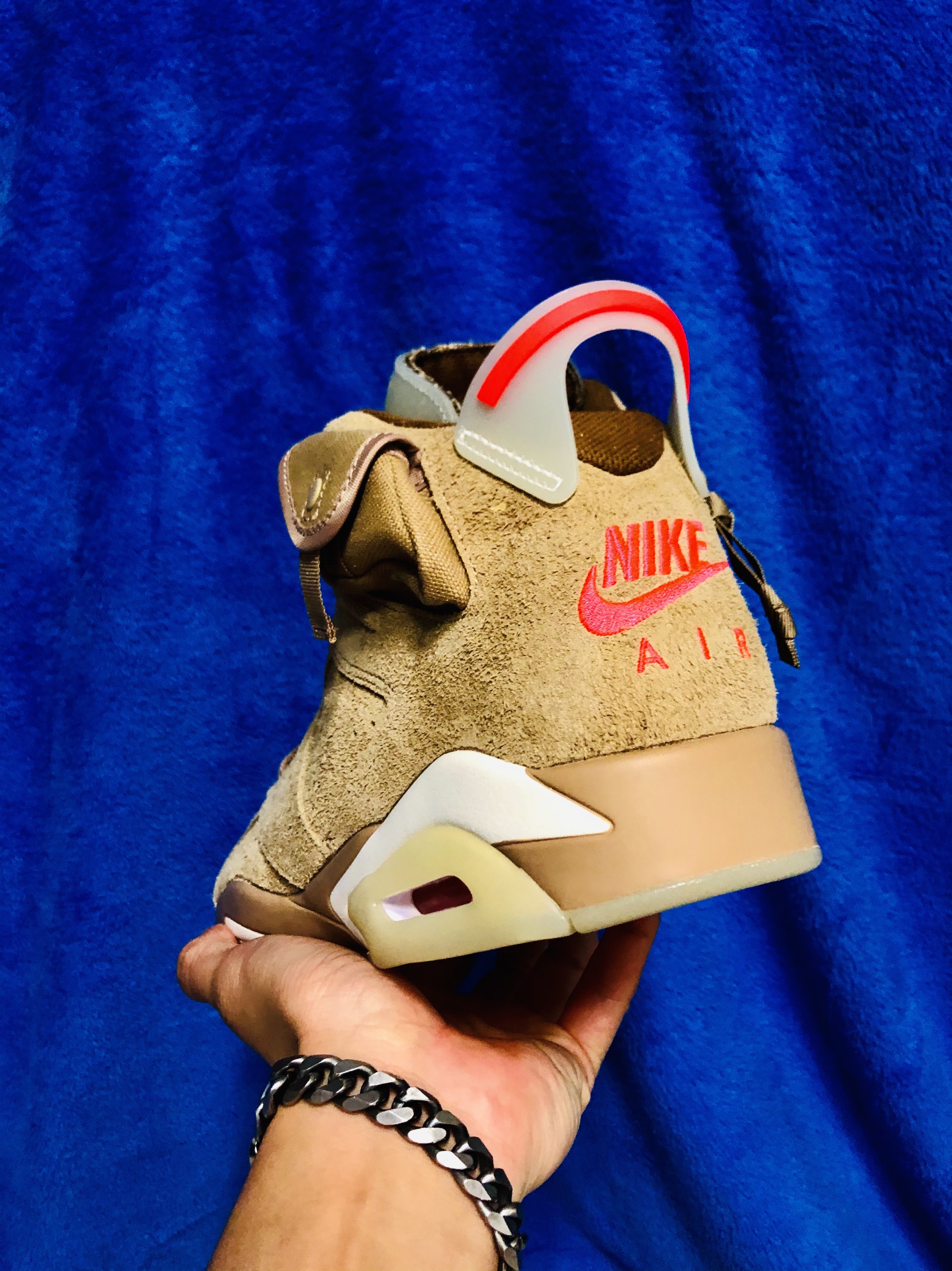 Jordan 6 x Travis Scott Retro SP British Khaki 착용 스타일 - 3