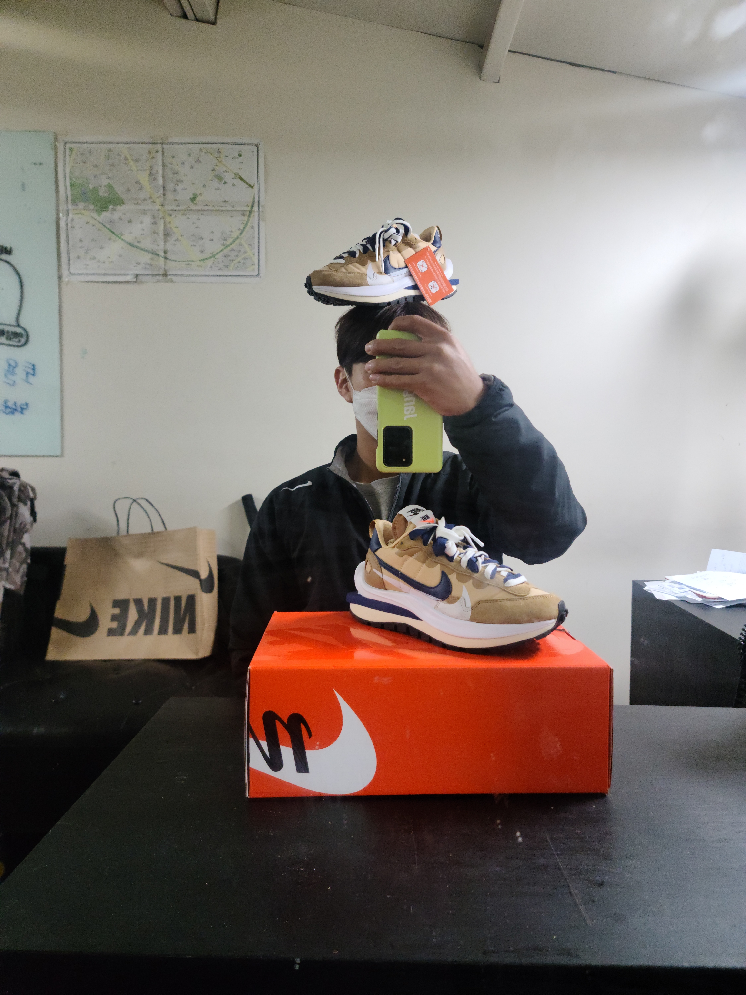 Nike x Sacai VaporWaffle Sesame and Blue Void 착용 스타일