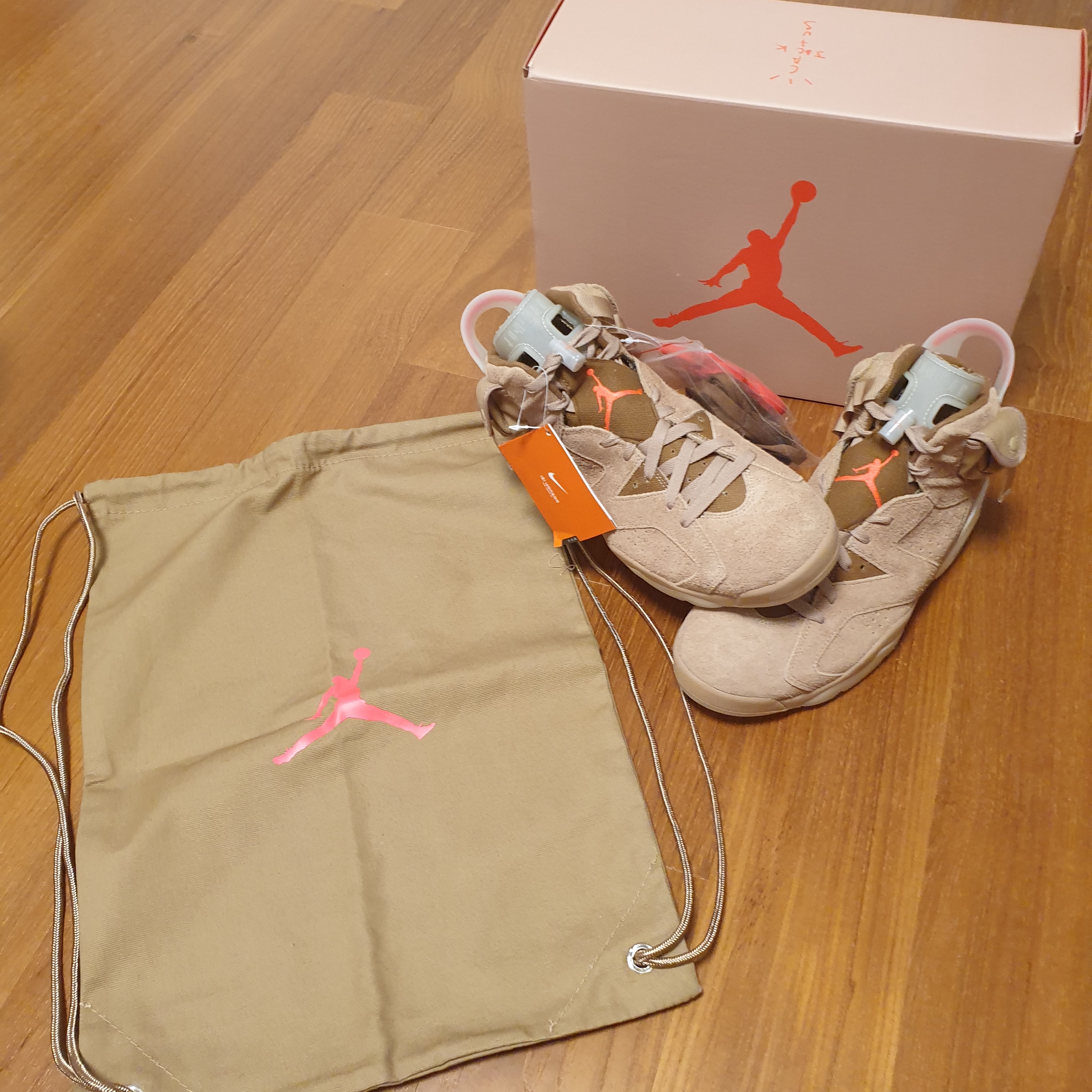 Jordan 6 x Travis Scott Retro SP British Khaki 착용 스타일 - 2