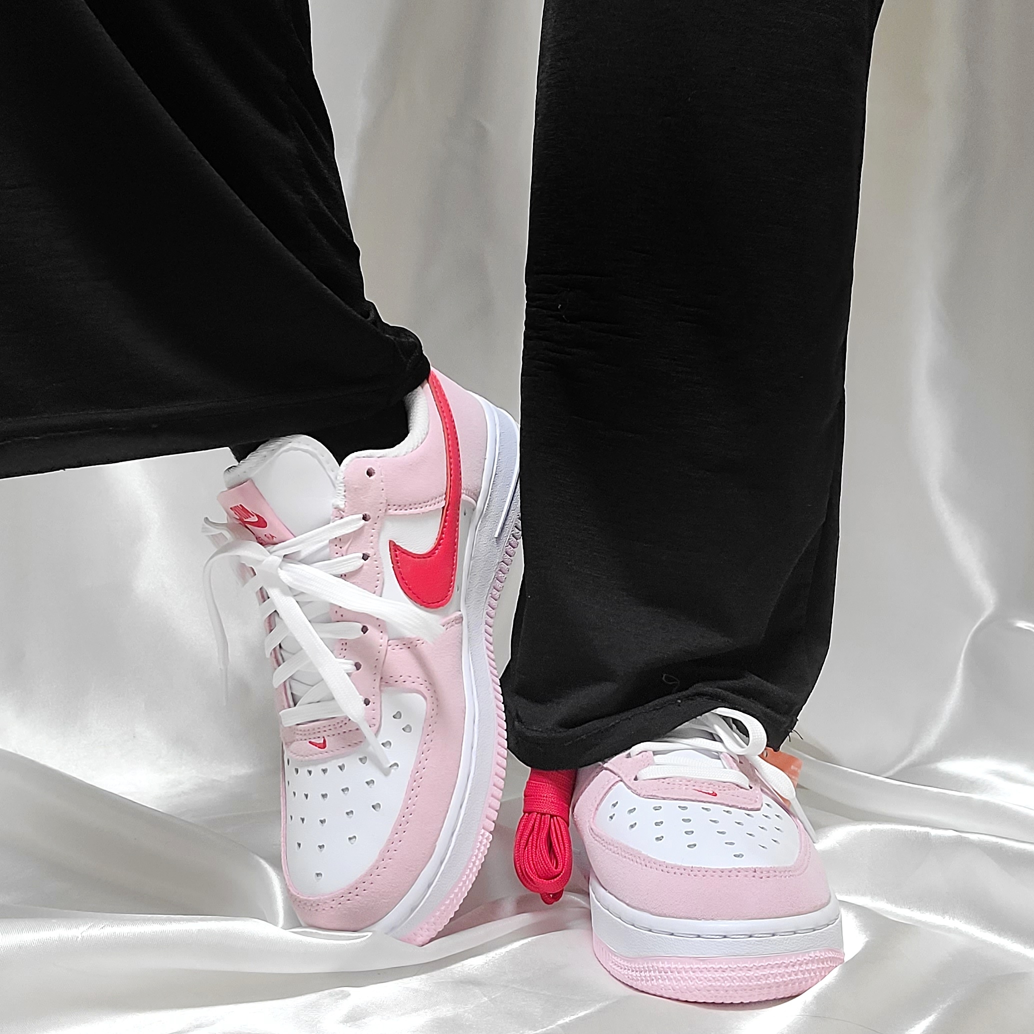 Nike Air Force 1 '07 QS Valentine's Day 착용 스타일 - 2