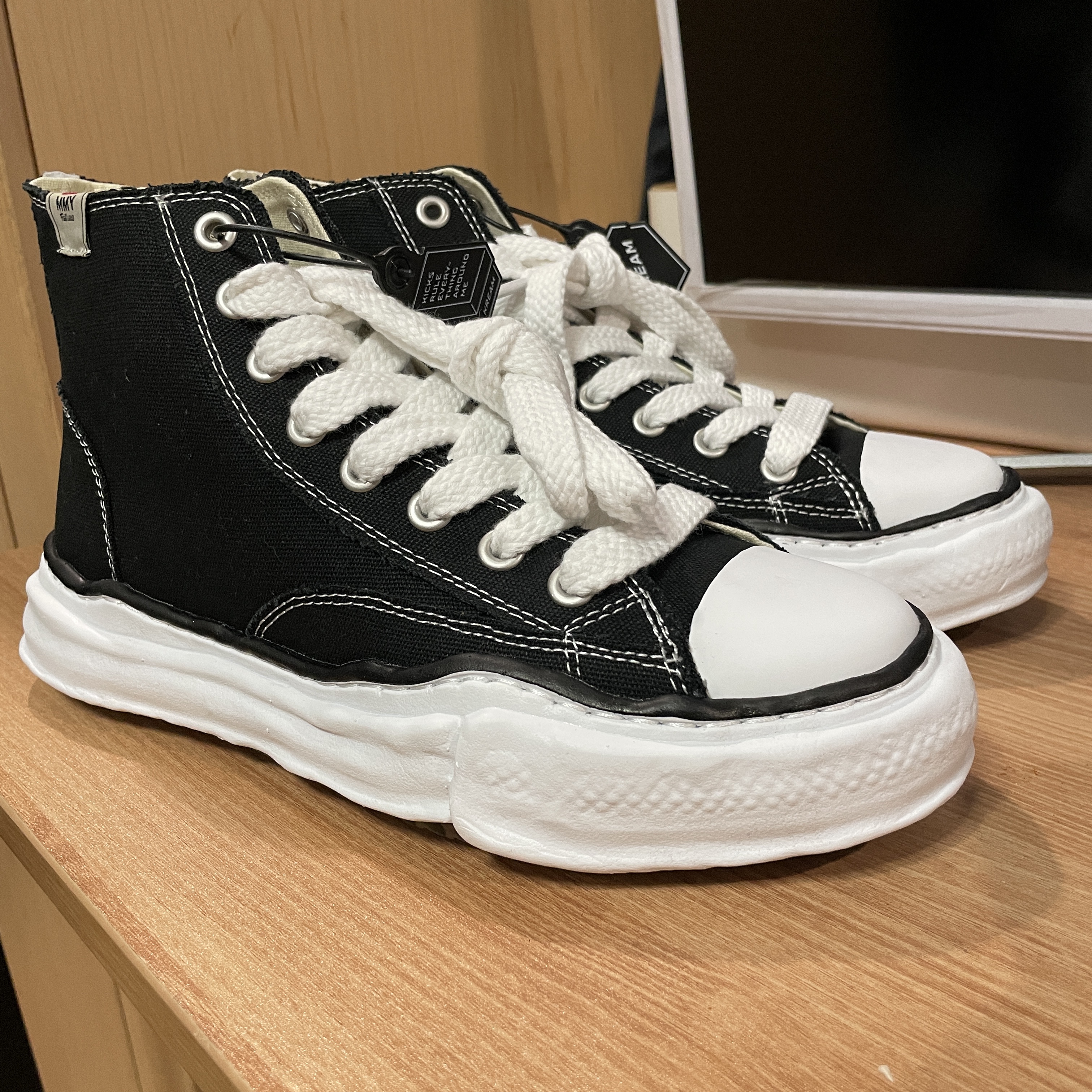 Maison Mihara Yasuhiro Peterson OG Sole Canvas High-top Sneakers Black 착용 스타일 - 1
