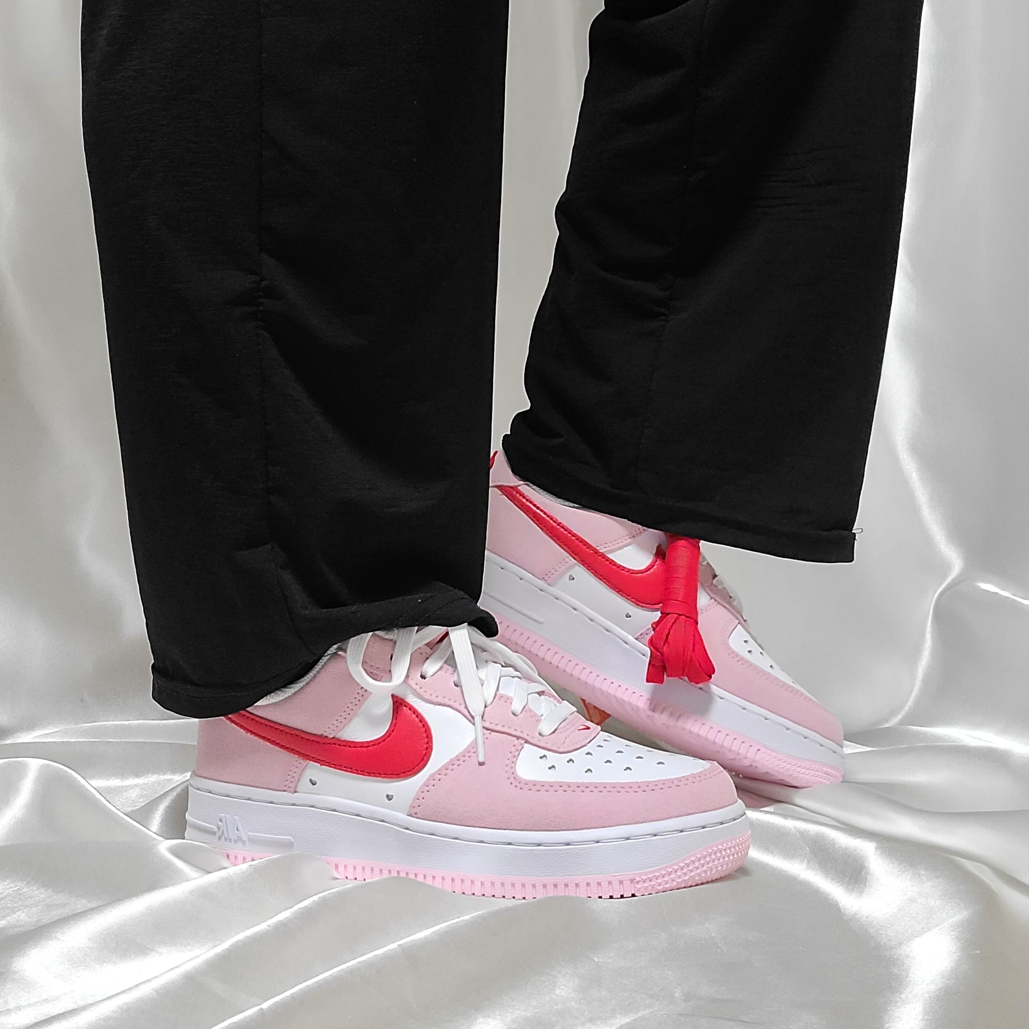Nike Air Force 1 '07 QS Valentine's Day 착용 스타일 - 3