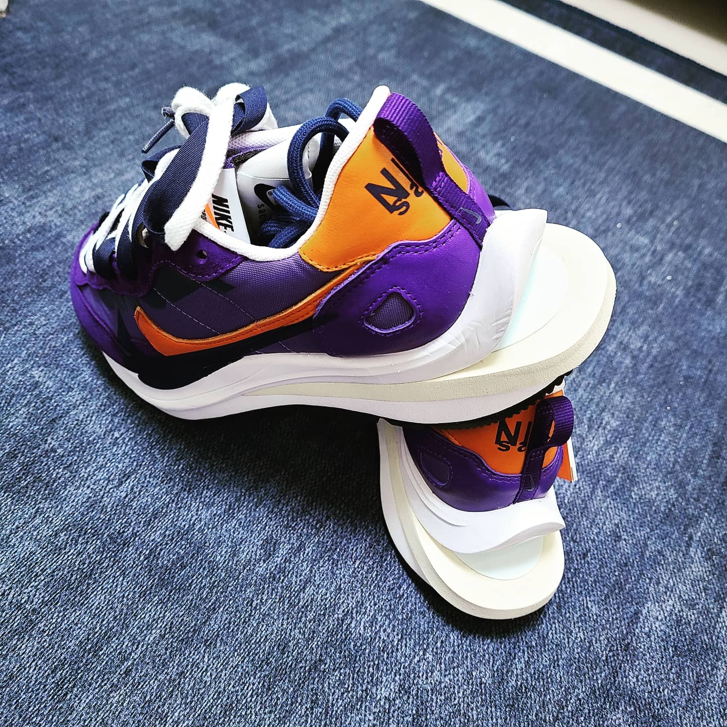 Nike x Sacai VaporWaffle Dark Iris 착용 스타일 - 3