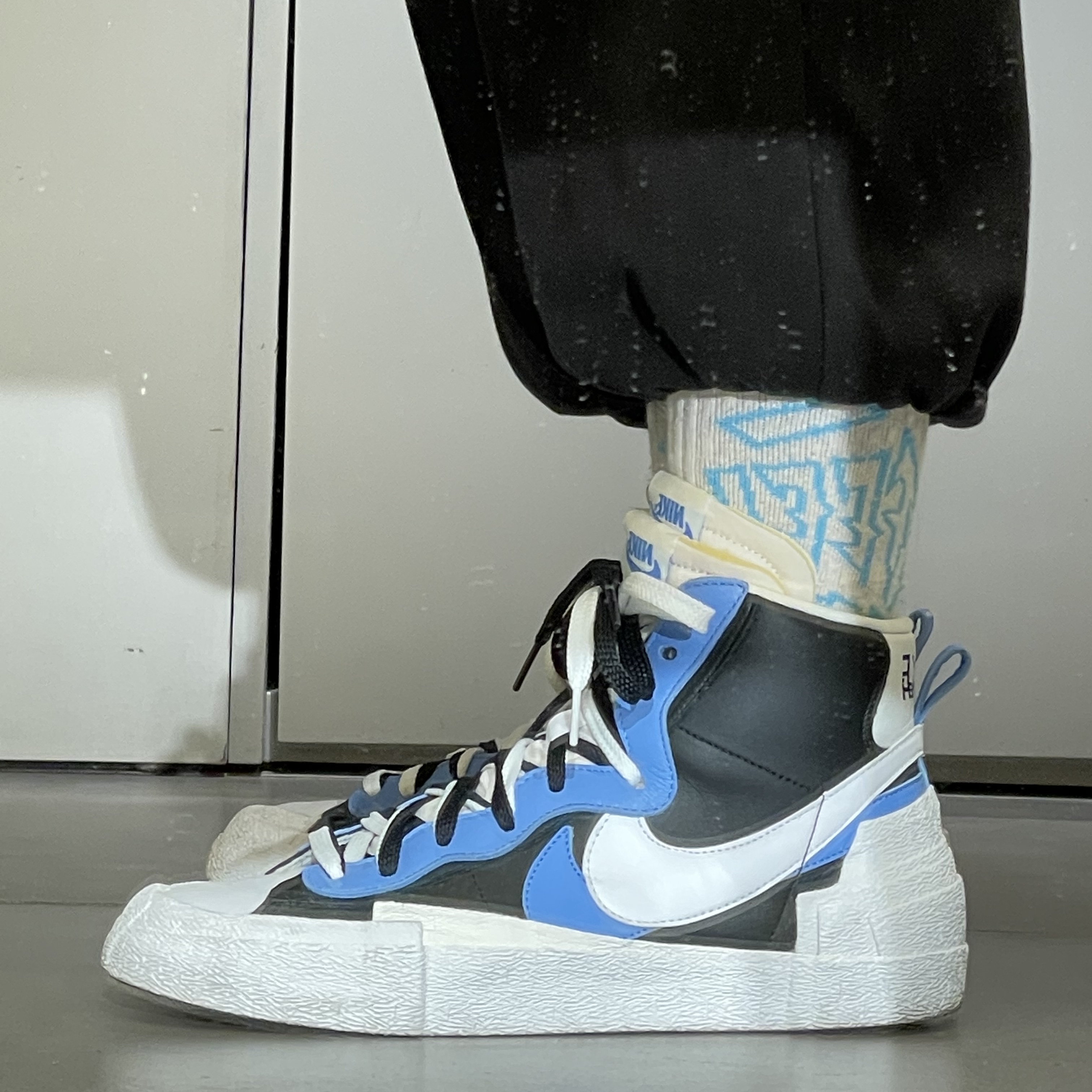 Nike x Sacai Blazer Mid White Black Legend Blue 착용 스타일 - 1