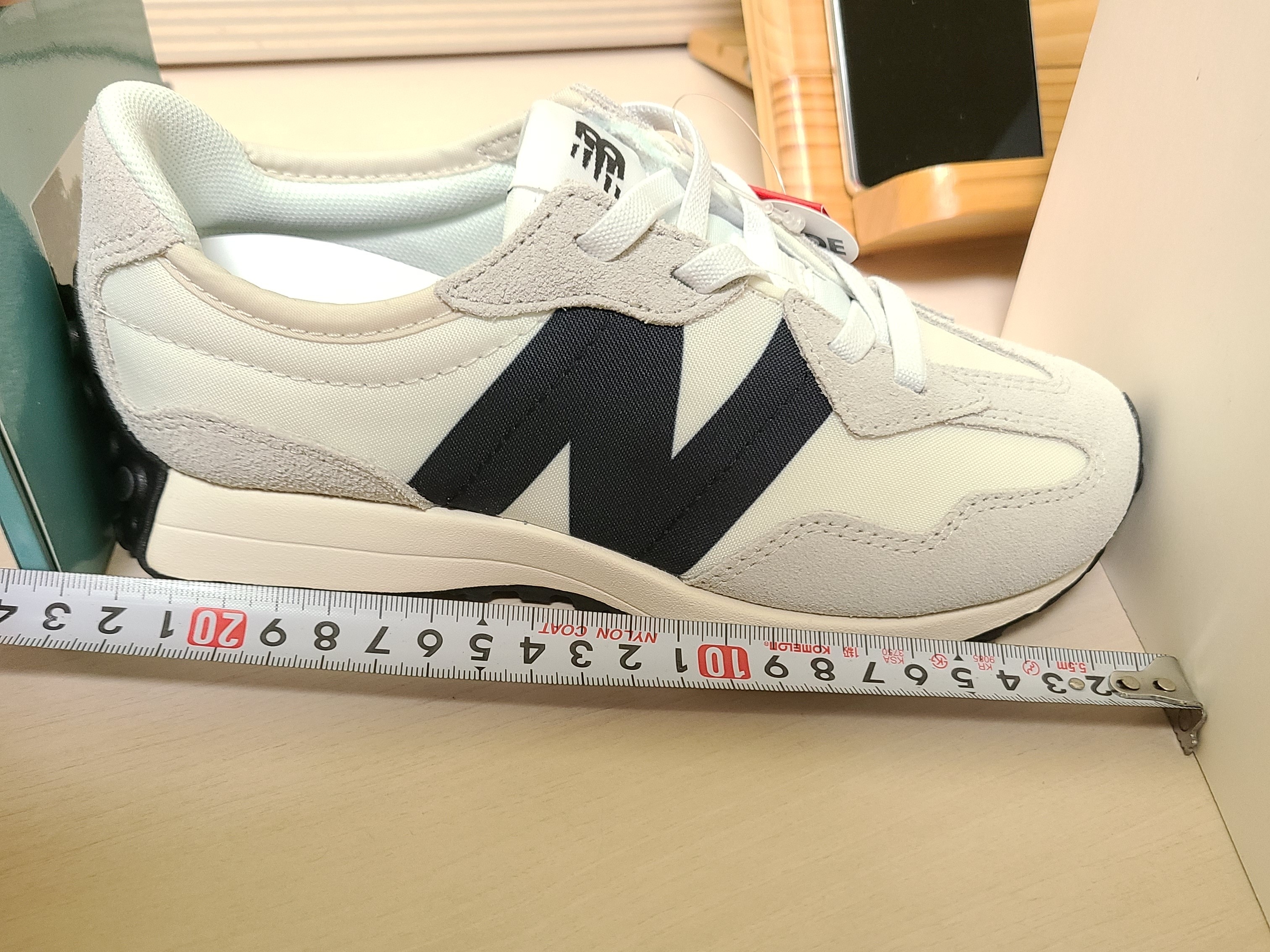 (PS) New Balance 327 White Black 착용 스타일 - 1