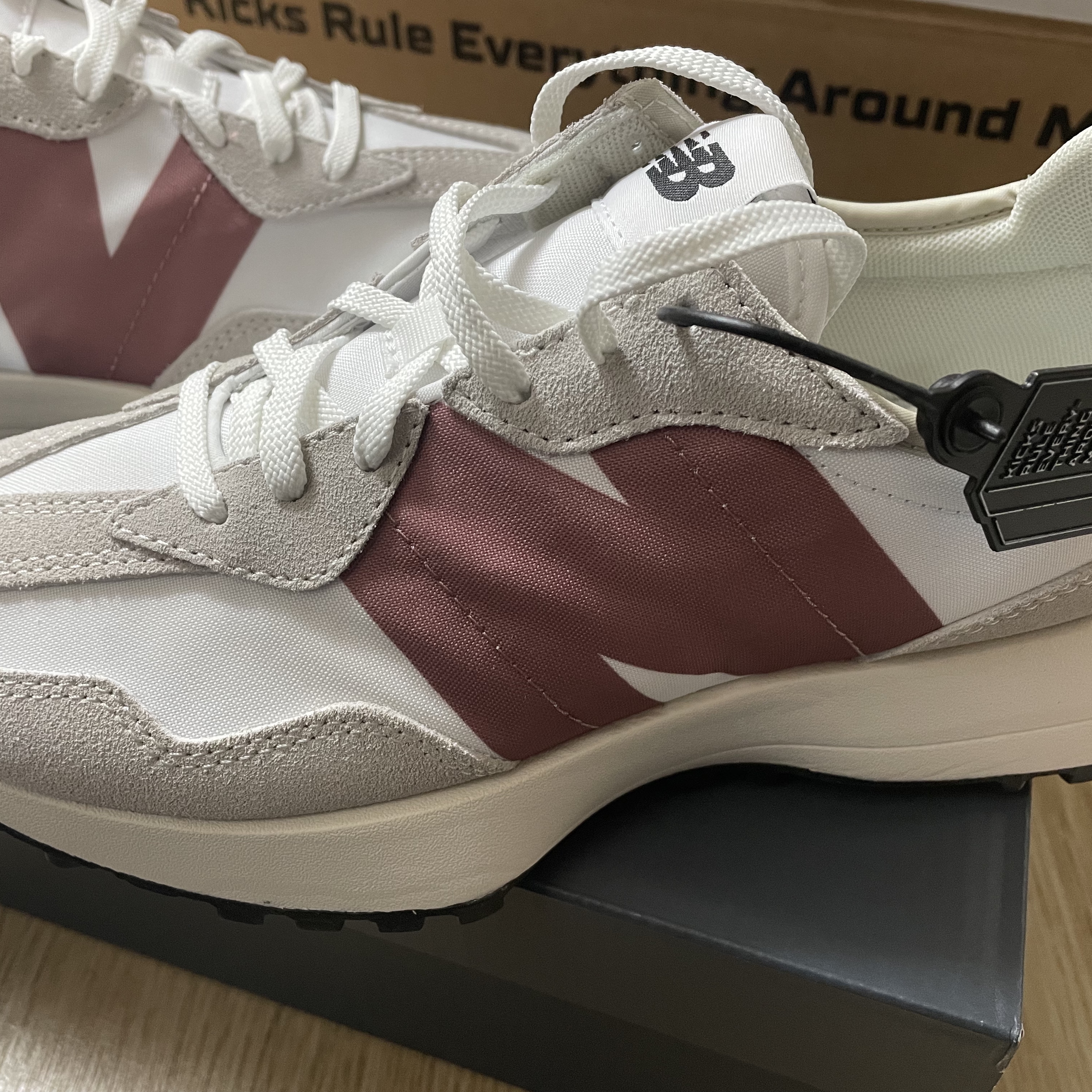 (W) New Balance 327 Gray Rose 착용 스타일 - 1