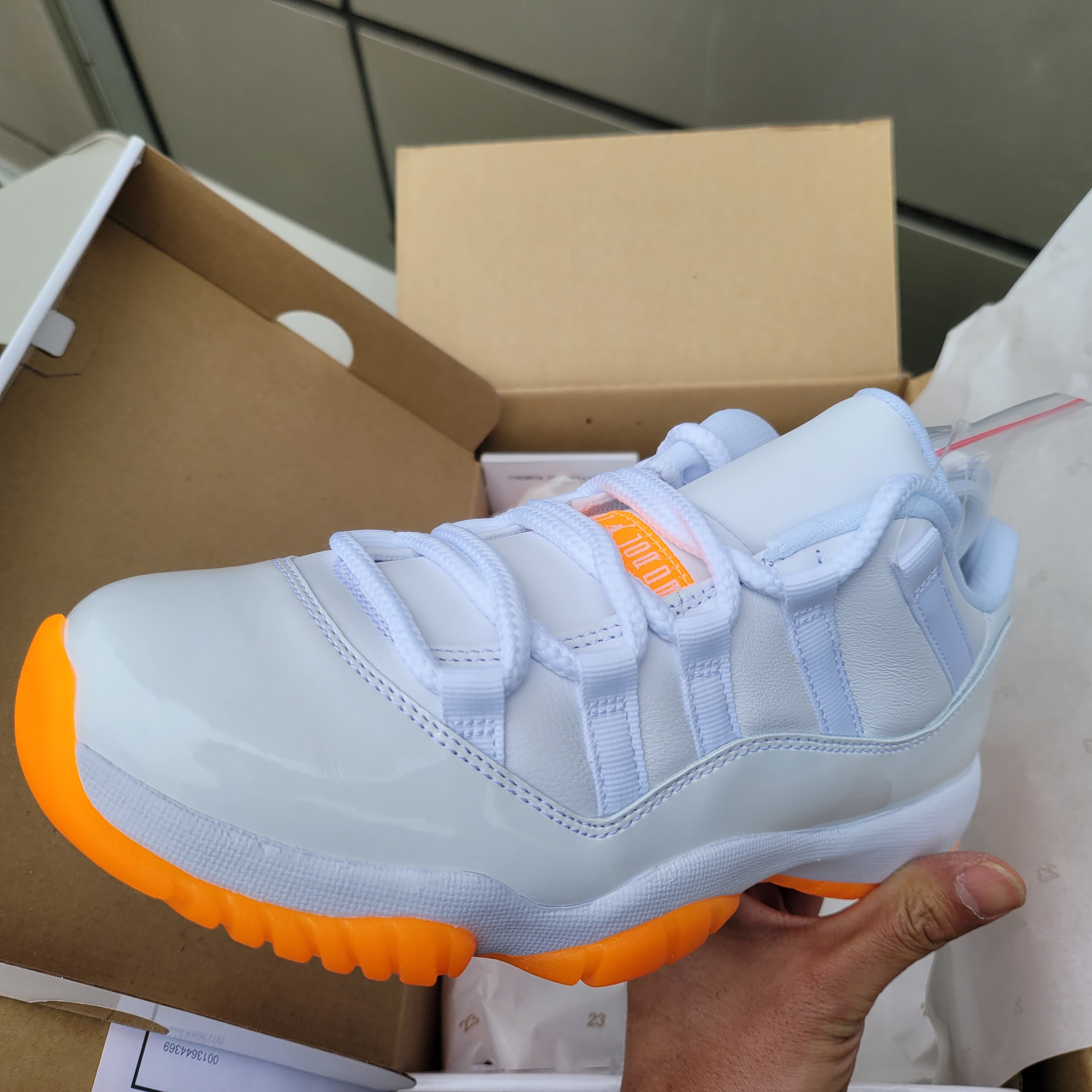 (W) Jordan 11 Retro Low Bright Citrus 착용 스타일 - 2
