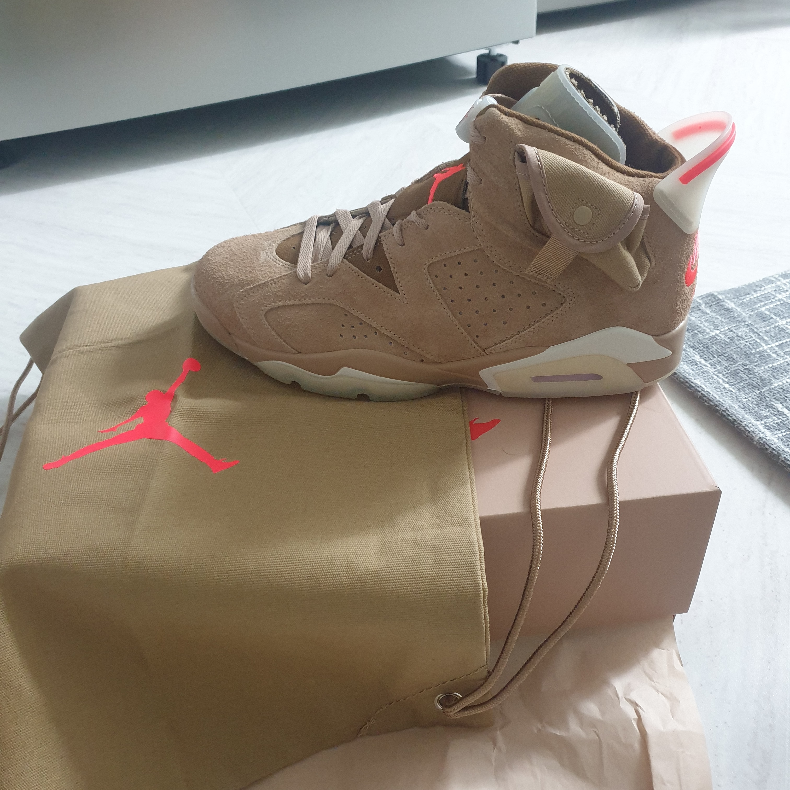 Jordan 6 x Travis Scott Retro SP British Khaki 착용 스타일
