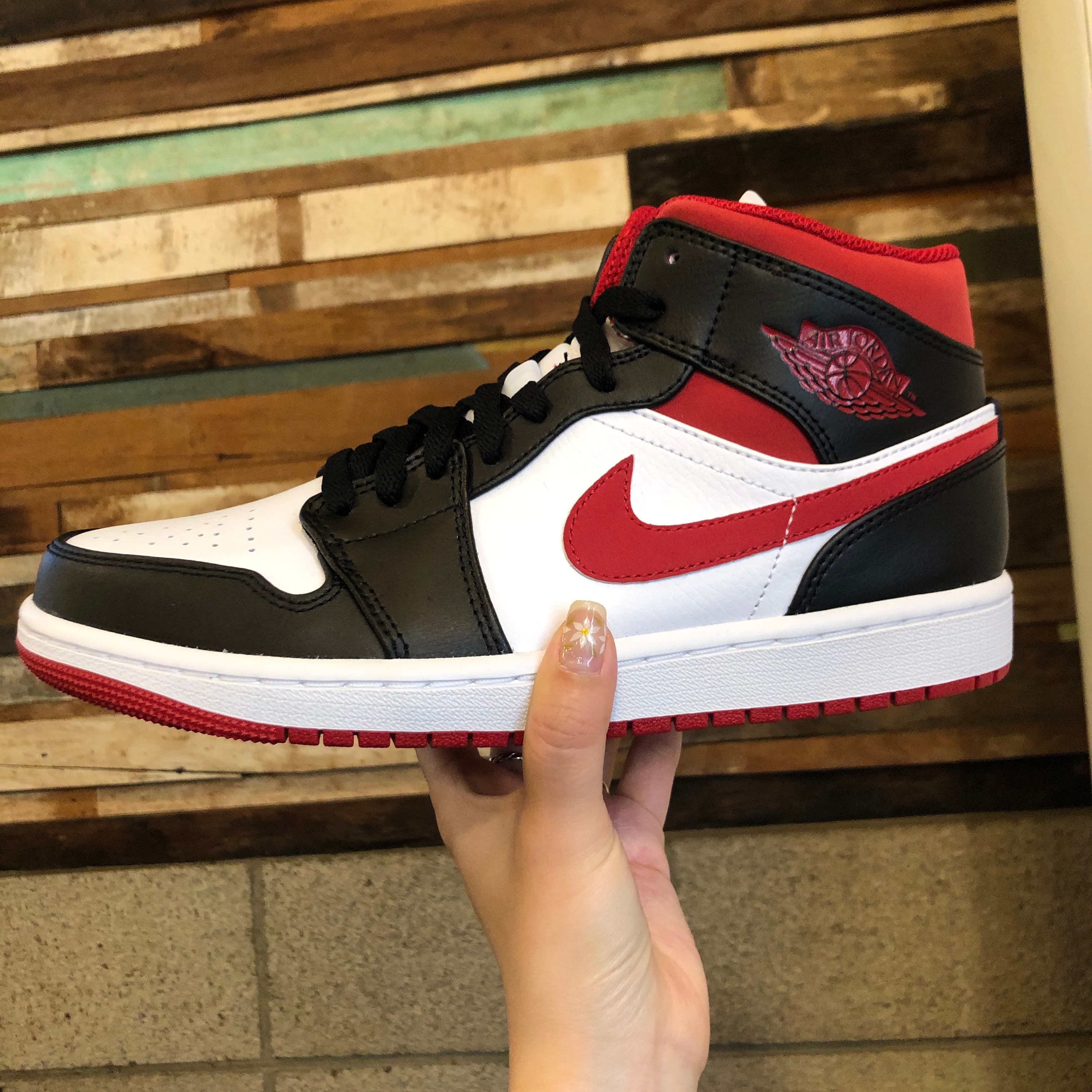 Jordan 1 Mid Gym Red Black White 착용 스타일