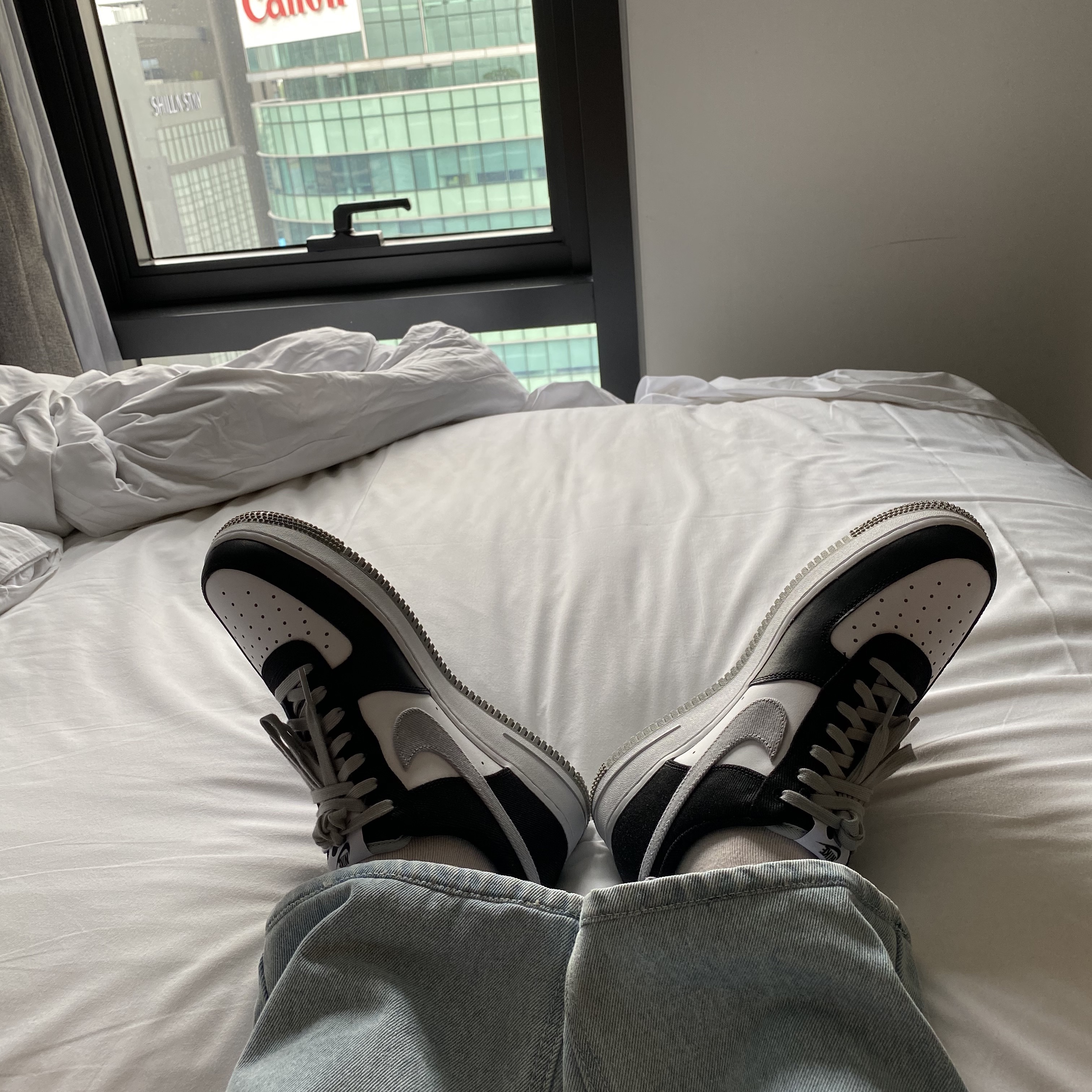 Nike Air Force 1 '07 LV8 EMB Black Silver 착용 스타일 - 3