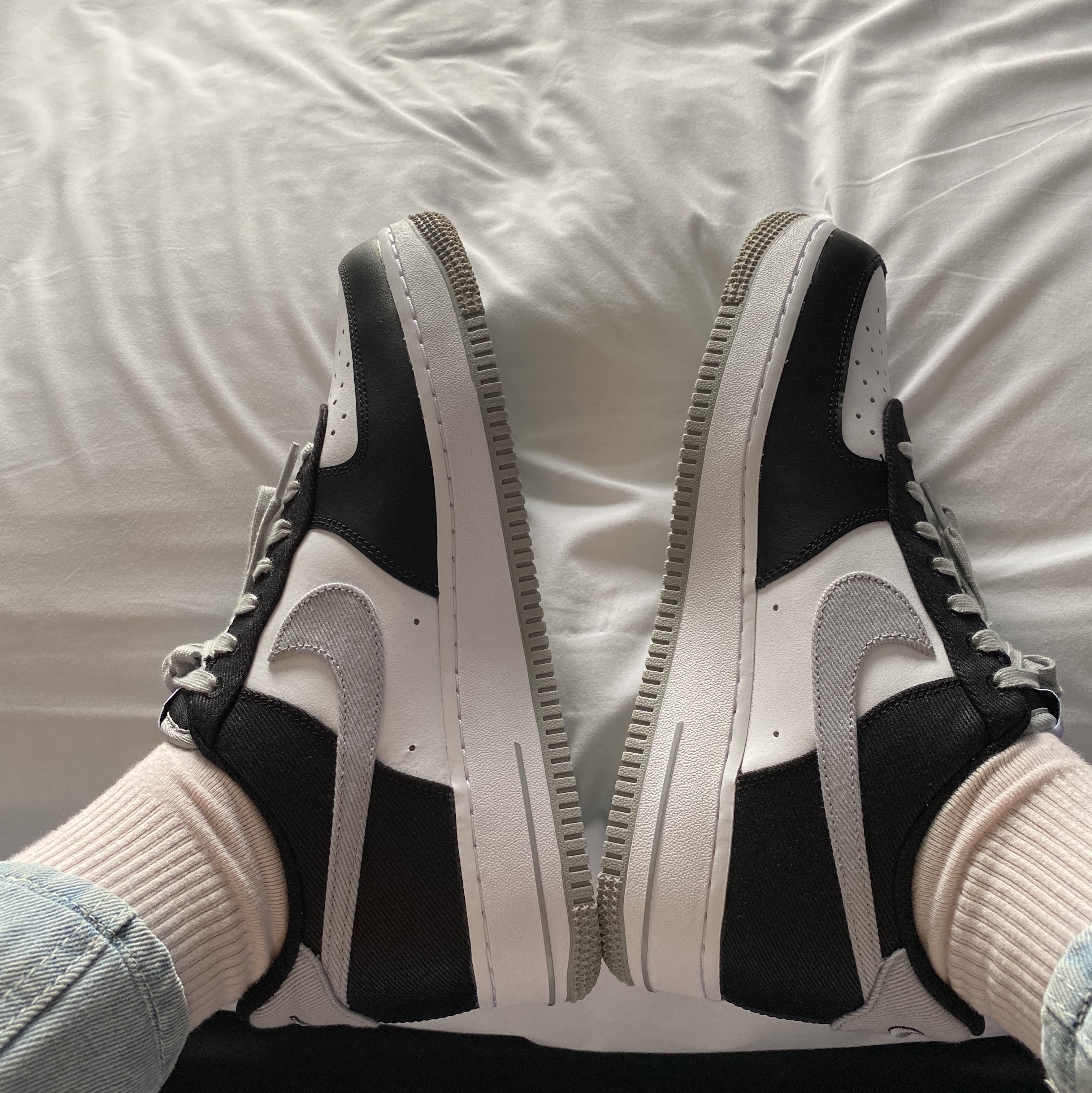 Nike Air Force 1 '07 LV8 EMB Black Silver 착용 스타일 - 2