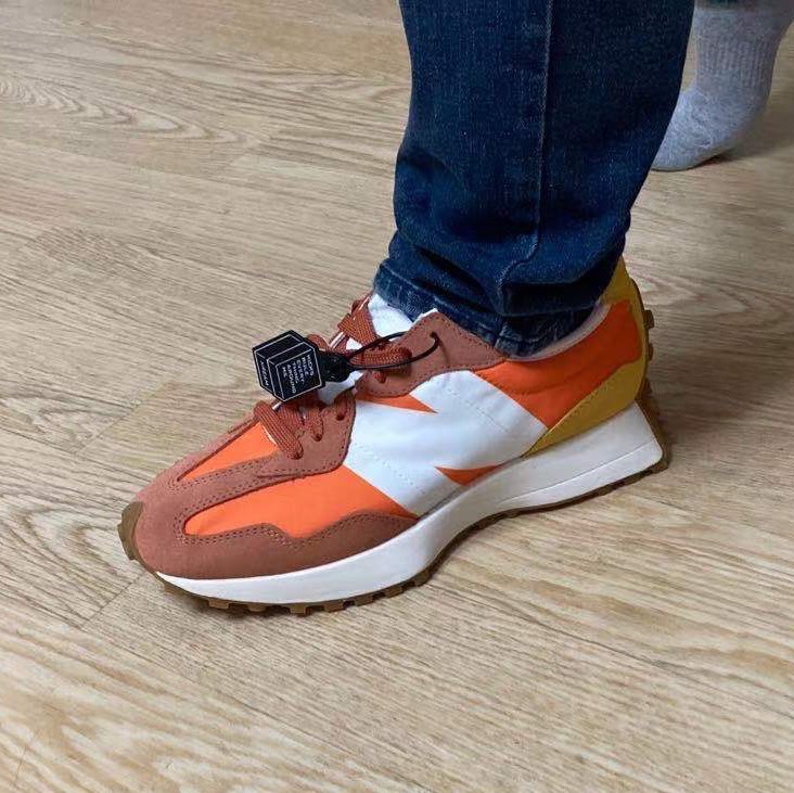 New Balance 327 Orange 착용 스타일 - 1