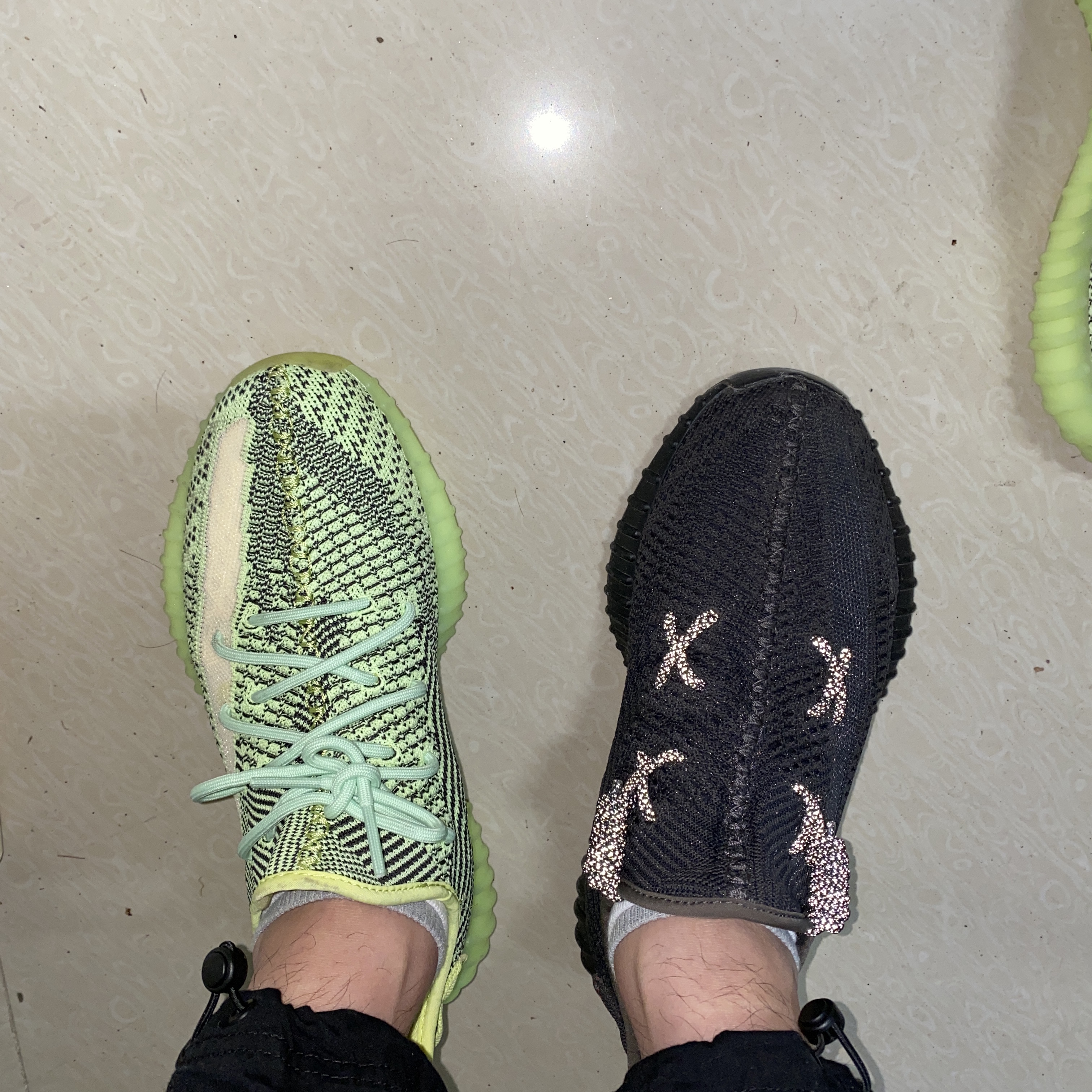 Adidas Yeezy Boost 350 V2 Black - Non-Reflective, Adidas Yeezy Boost 350 V2 Yeezreel - Non-Reflective 착용 스타일 - 2
