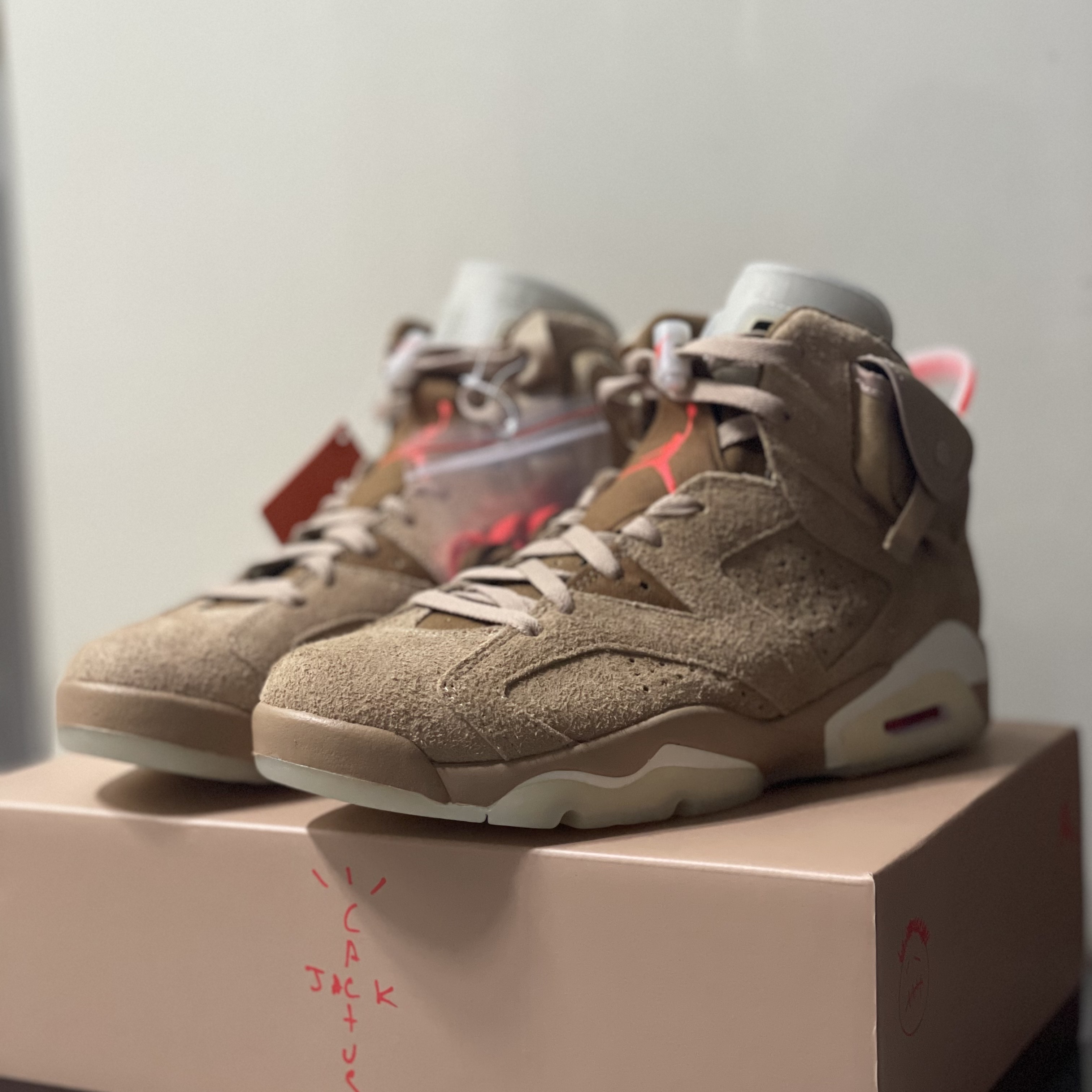 Jordan 6 x Travis Scott Retro SP British Khaki 착용 스타일 - 1