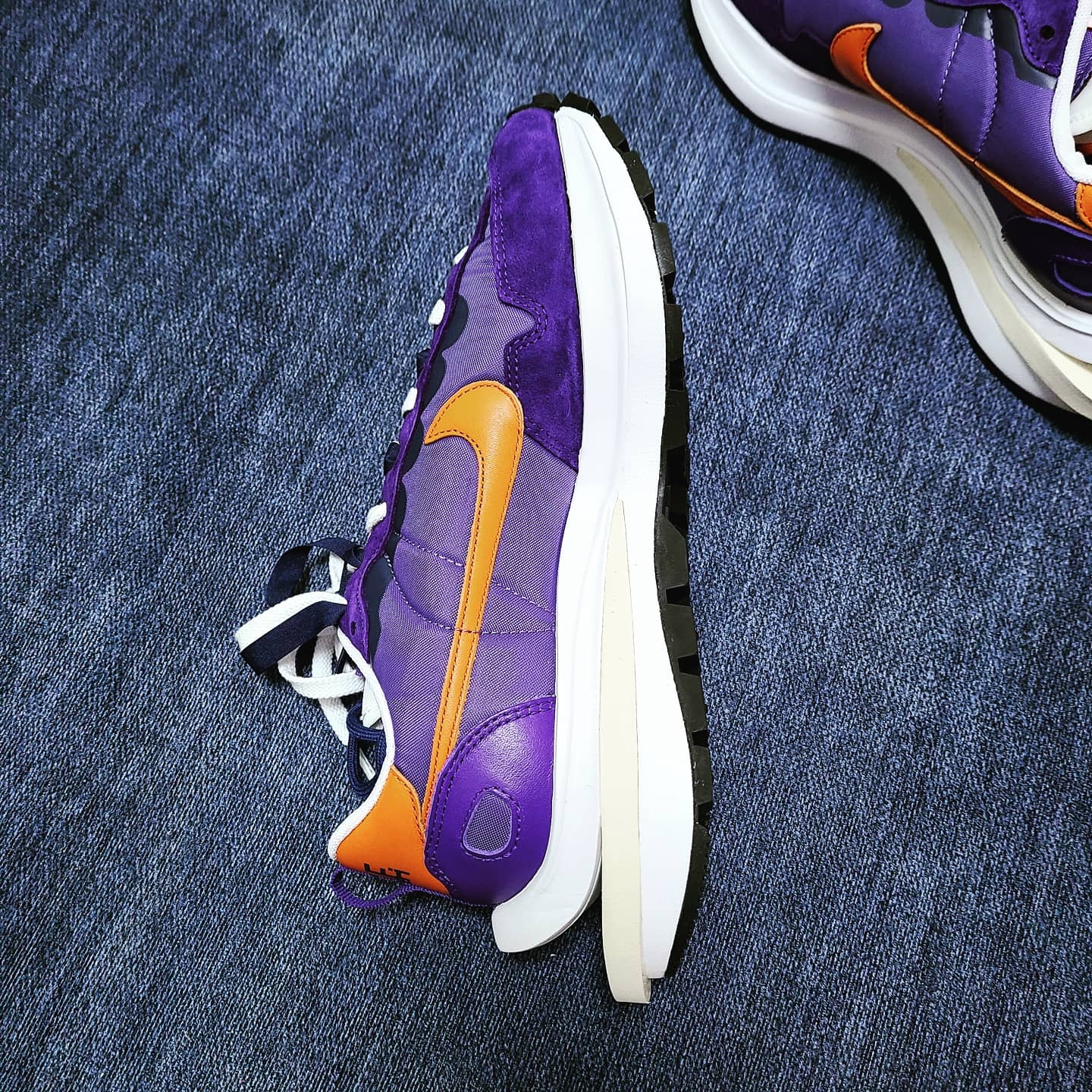 Nike x Sacai VaporWaffle Dark Iris 착용 스타일 - 4