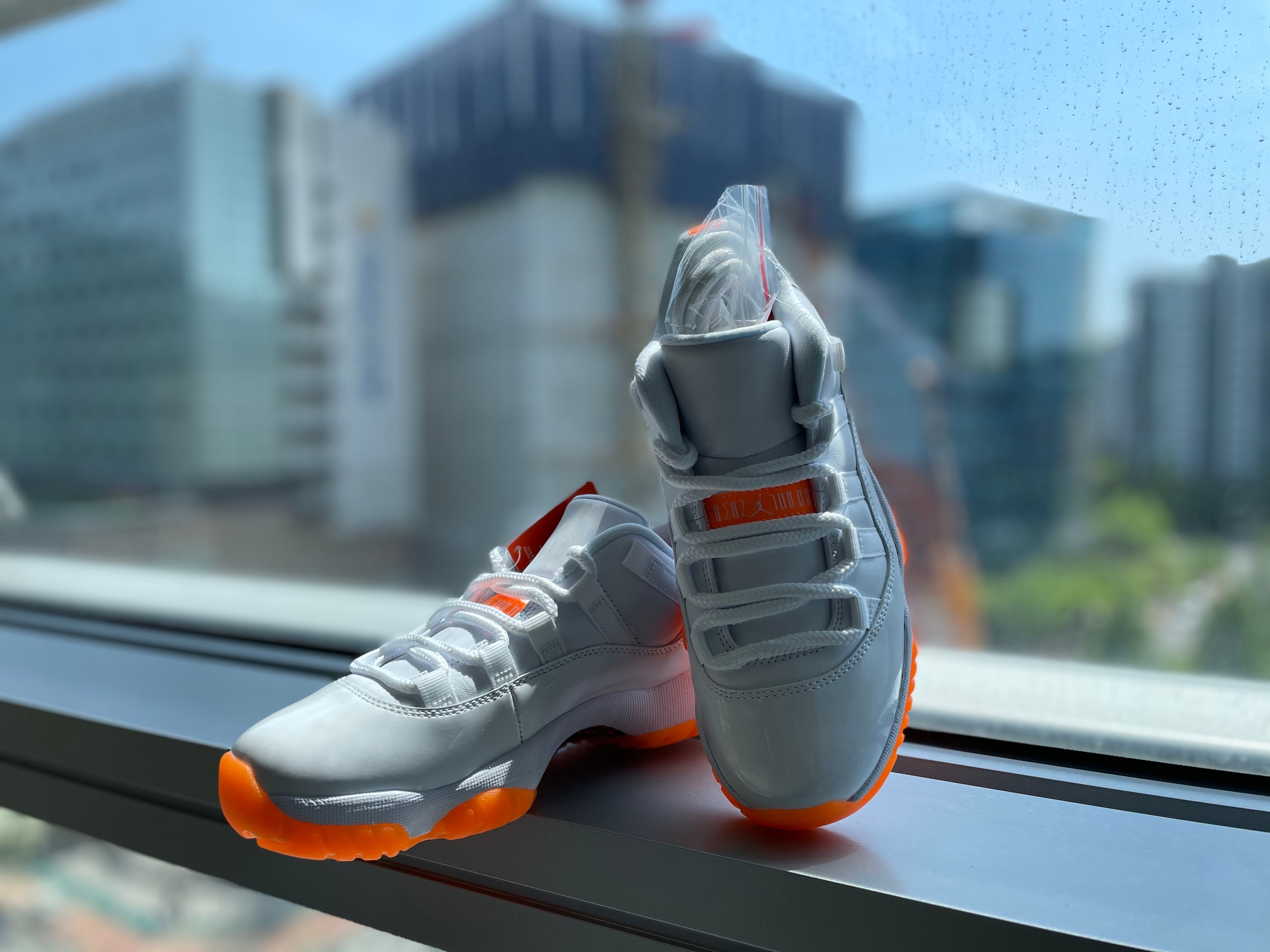 (W) Jordan 11 Retro Low Bright Citrus 착용 스타일 - 2