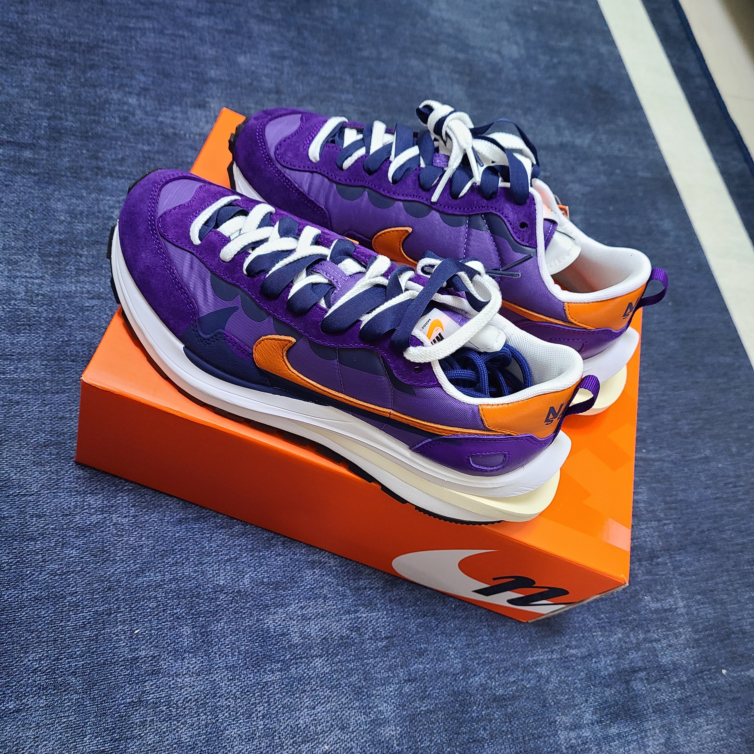 Nike x Sacai VaporWaffle Dark Iris 착용 스타일 - 1