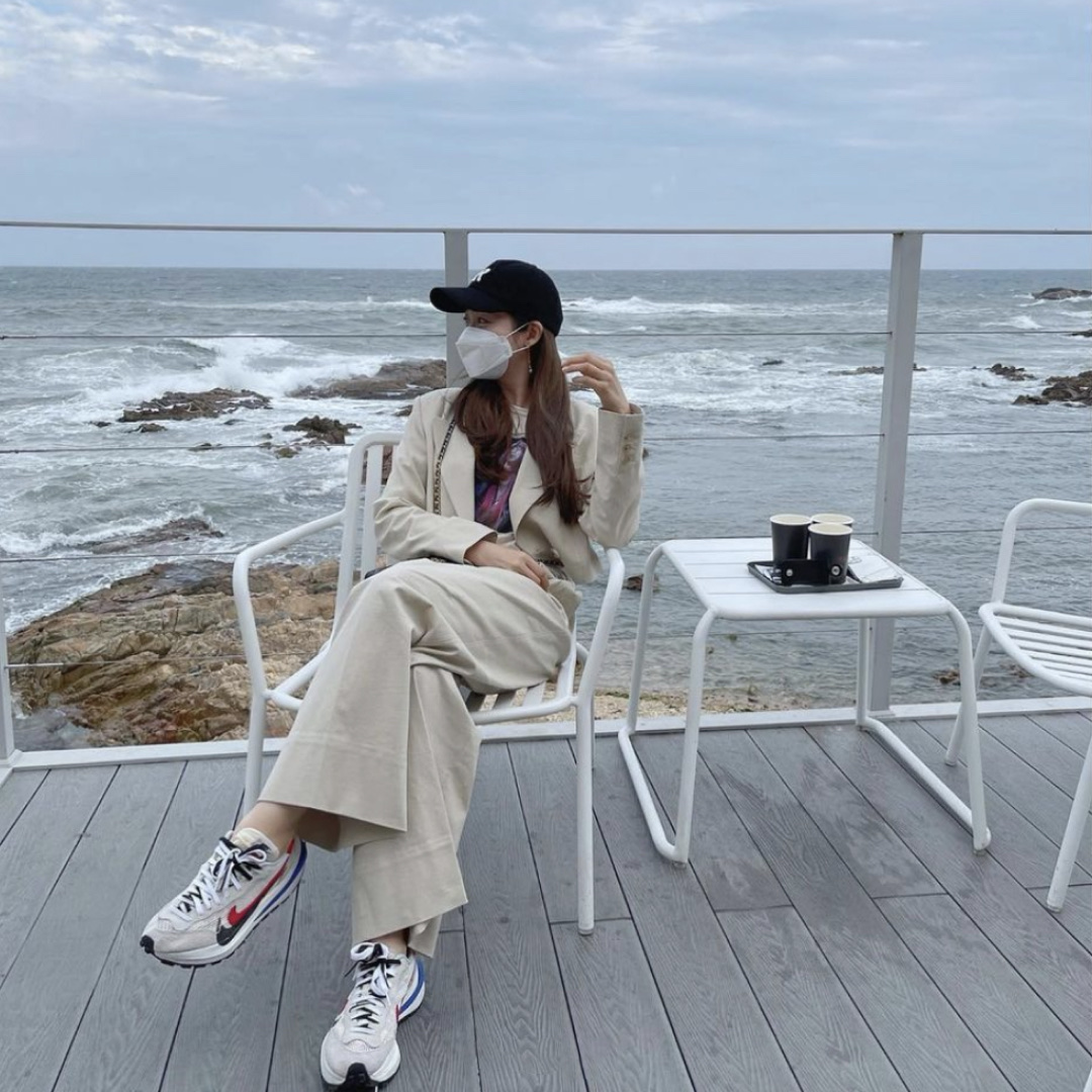 Nike x Sacai VaporWaffle Royal Fuchsia 착용 스타일 - 2