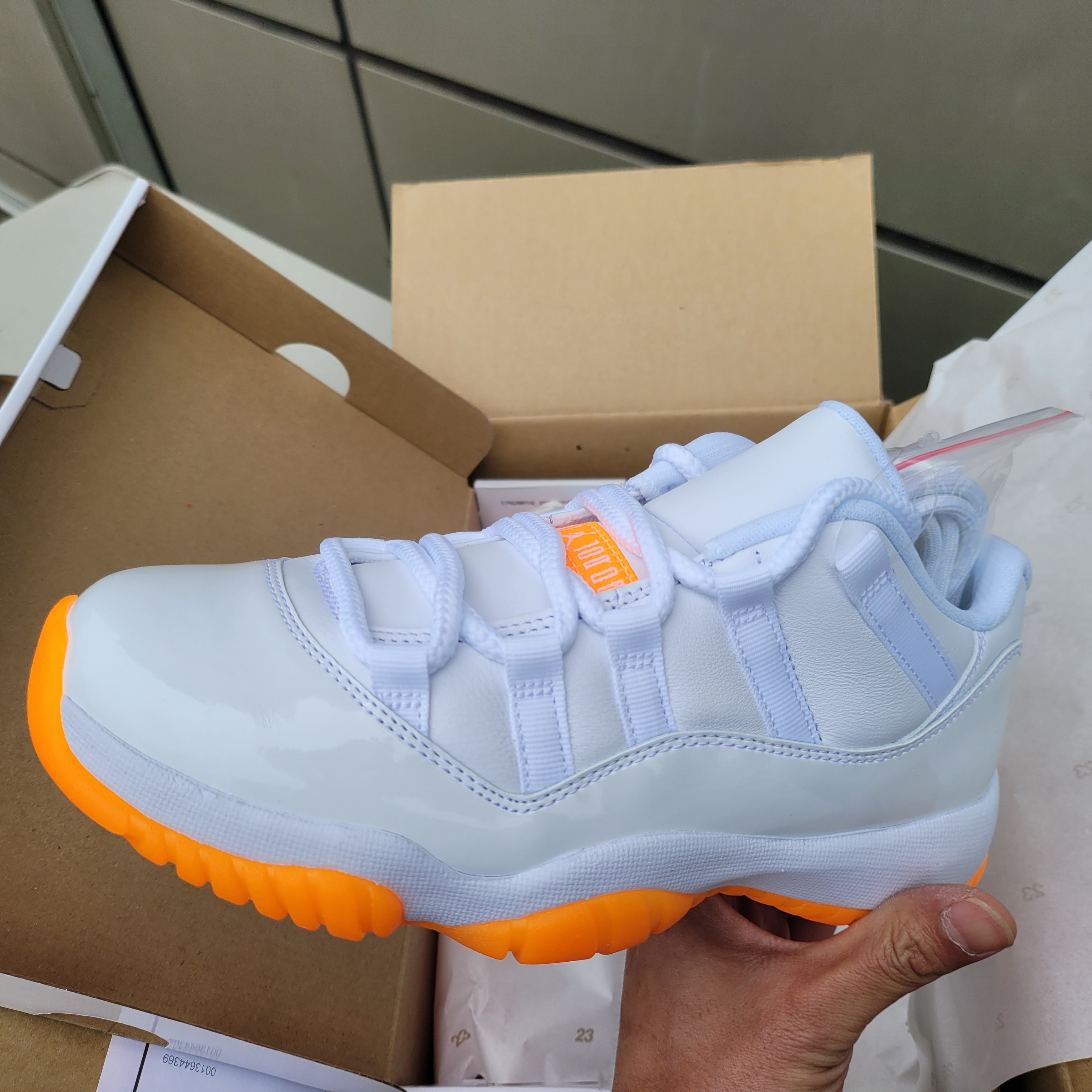 (W) Jordan 11 Retro Low Bright Citrus 착용 스타일 - 1