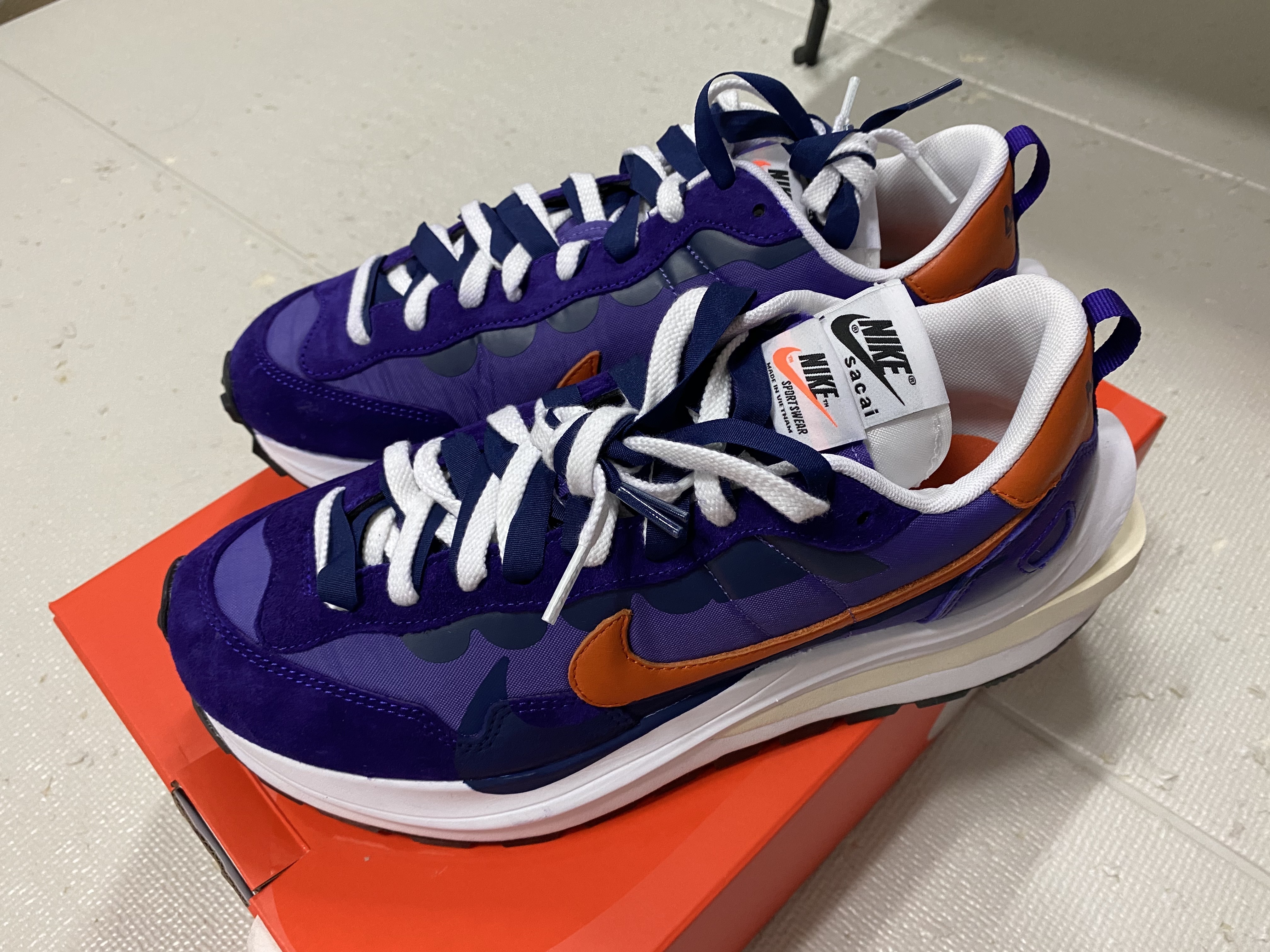 Nike x Sacai VaporWaffle Dark Iris 착용 스타일