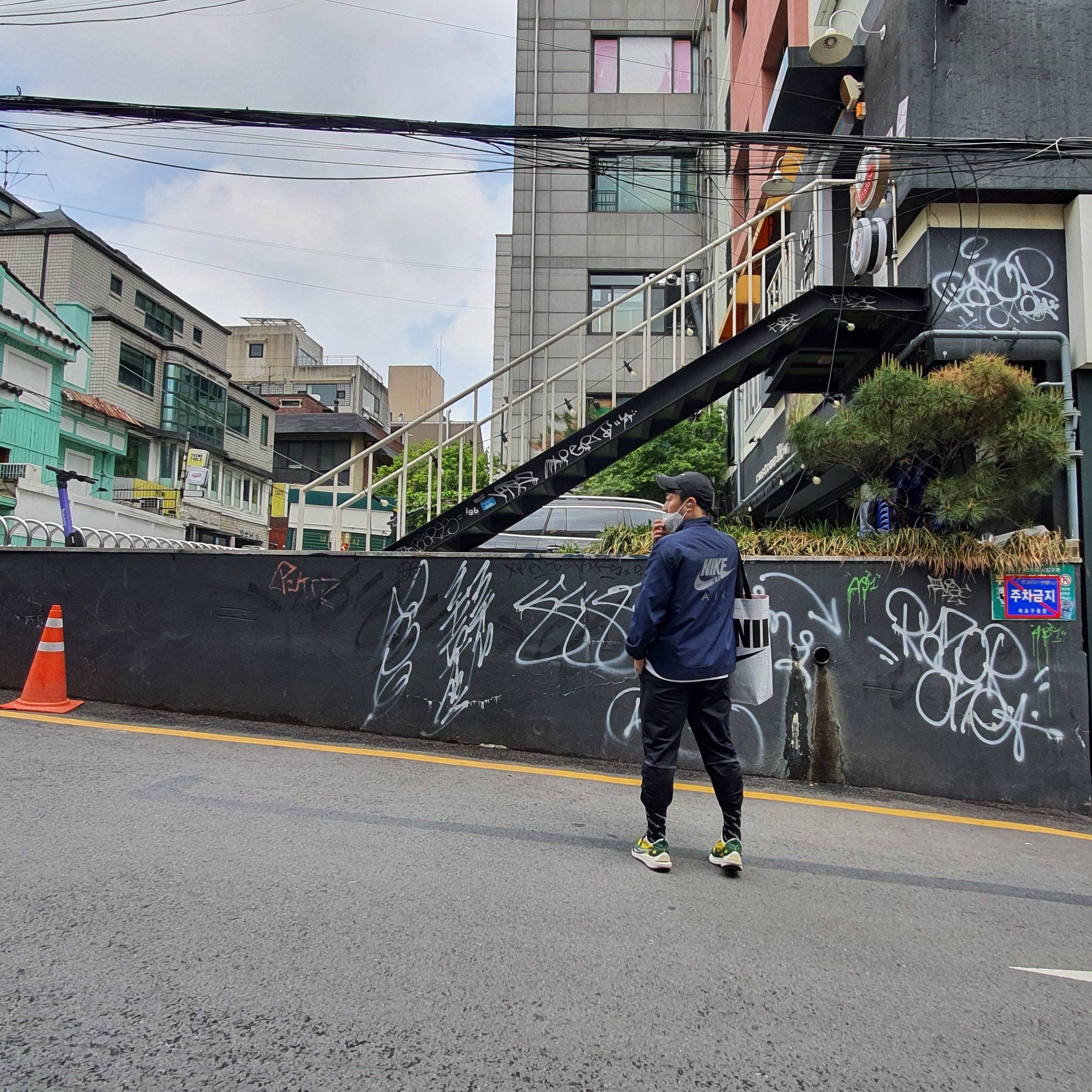 Nike x Sacai VaporWaffle Tour Yellow & Gorge Green Sail, Nike x Sacai VaporWaffle Sesame and Blue Void 착용 스타일