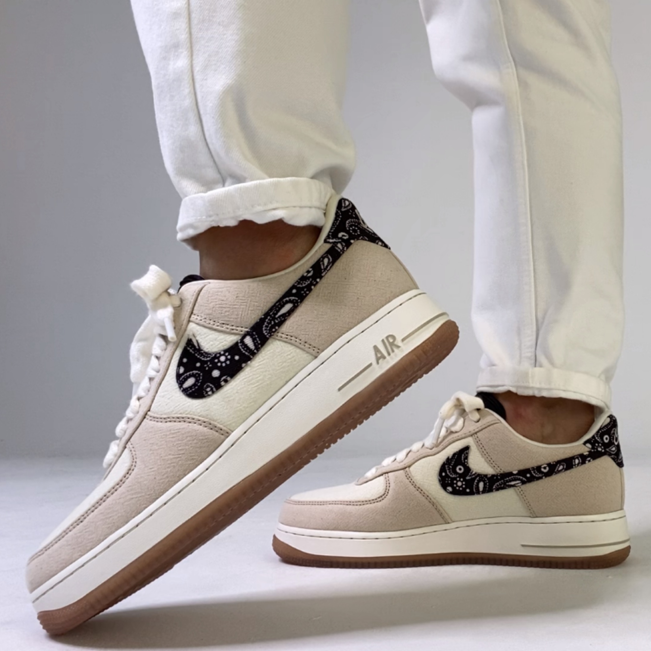 Nike Air Force 1 '07 LV8 Paisley Swoosh 착용 스타일