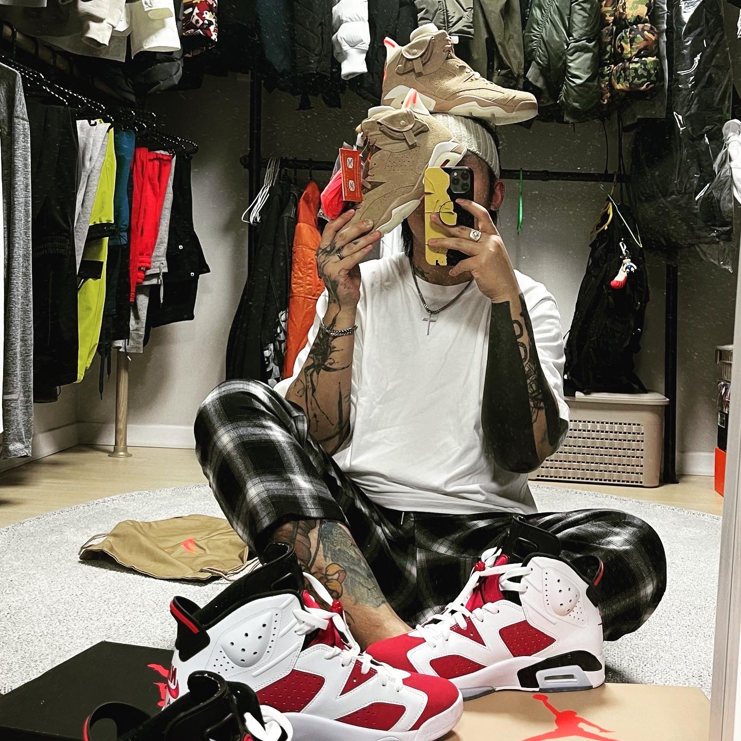 Jordan 6 x Travis Scott Retro SP British Khaki, Jordan 6 Retro Carmine 2021 착용 스타일 - 1