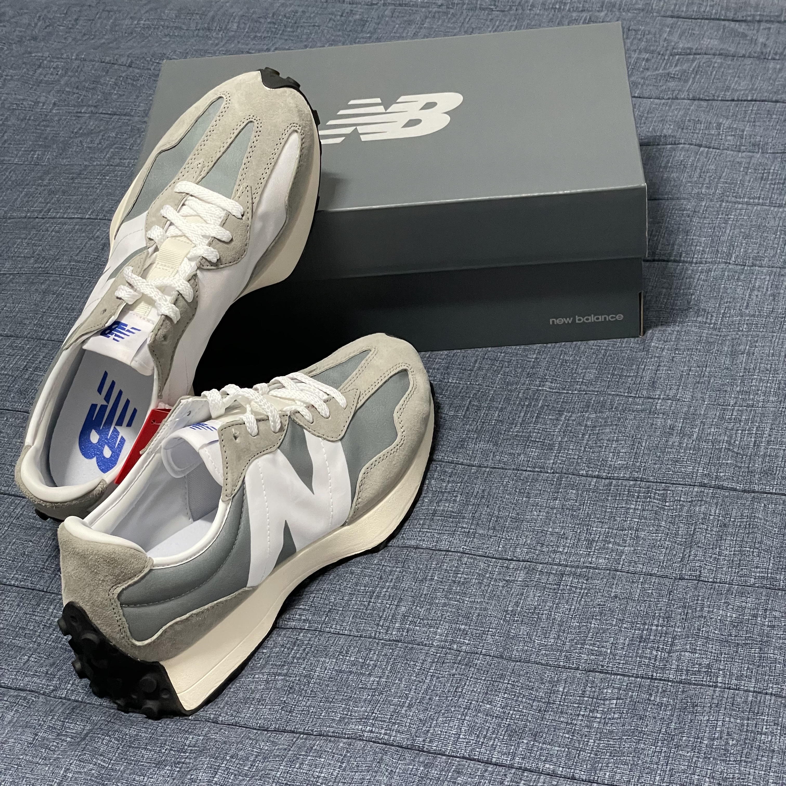 New Balance 327 Grey 착용 스타일