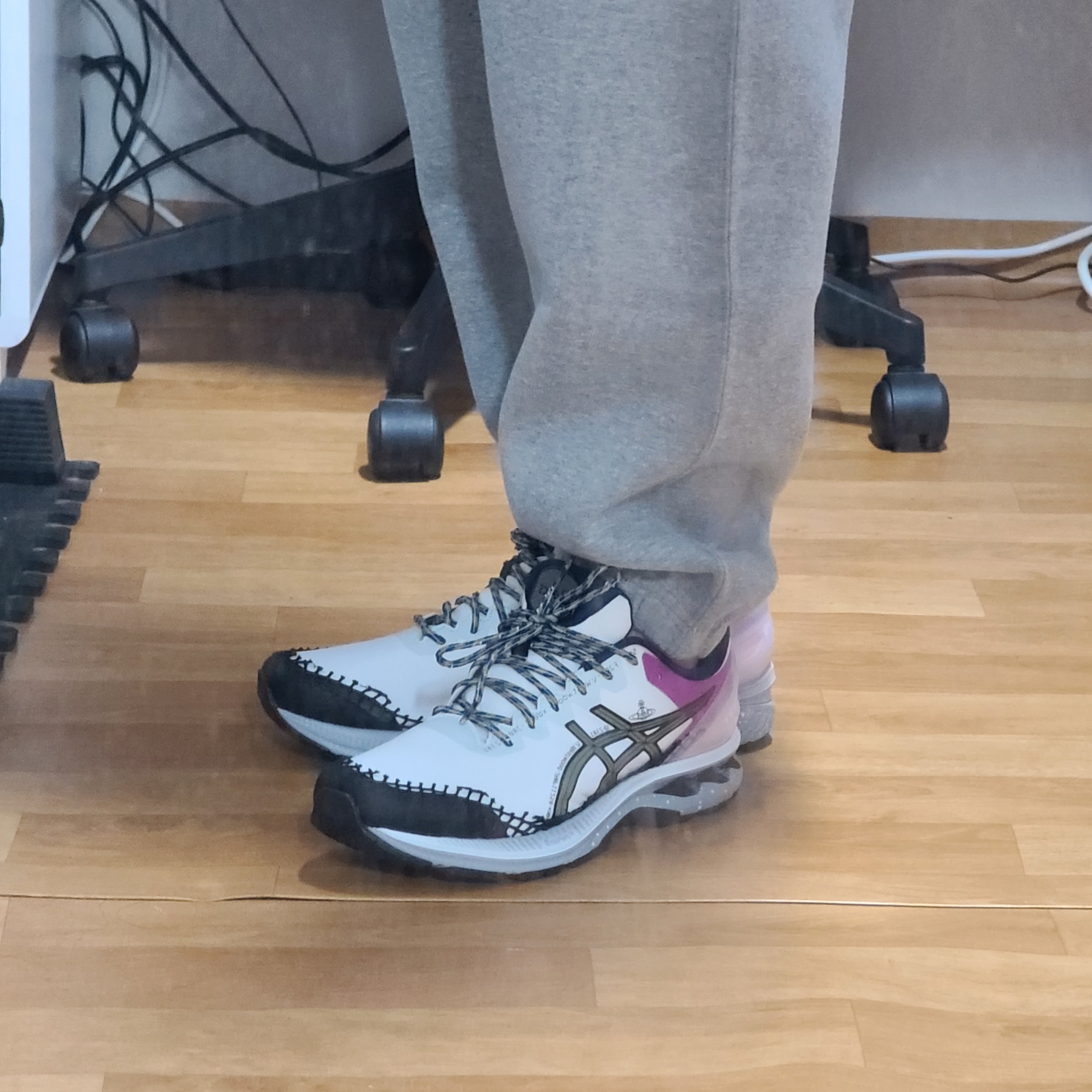 Asics x Vivienne Westwood Gel-Kayano 27 DE White 착용 스타일 - 2
