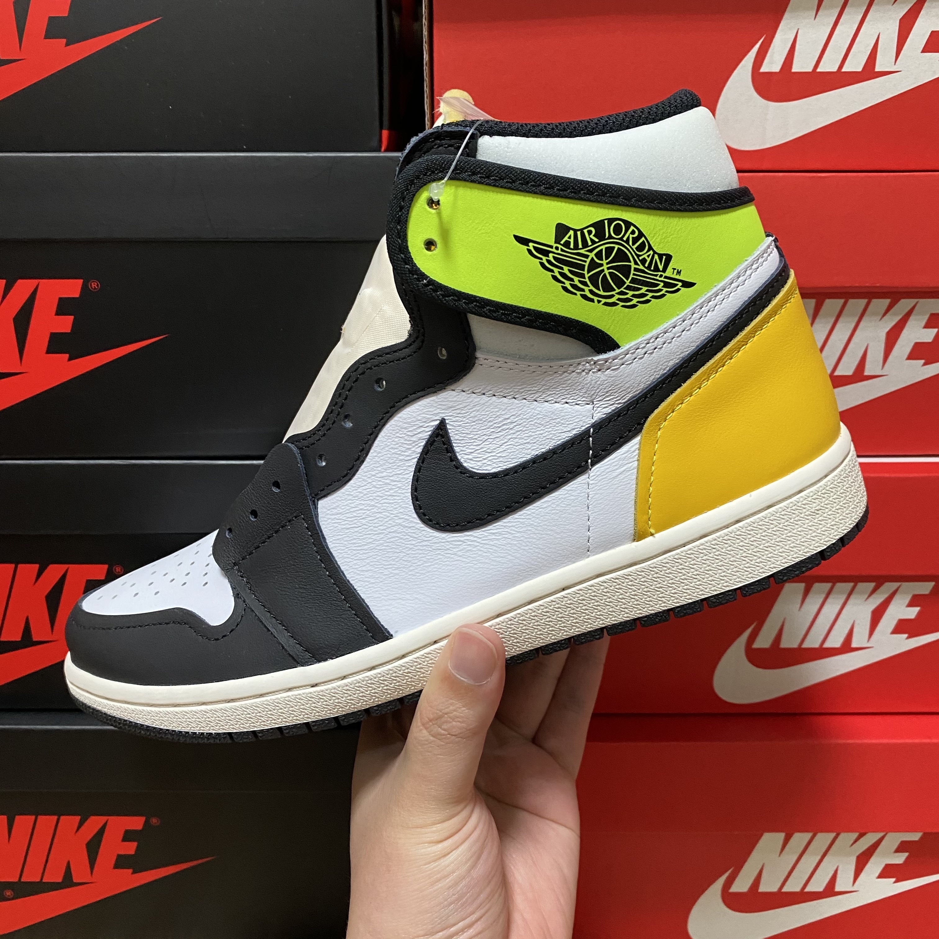 Jordan 1 Retro High OG Volt Gold 착용 스타일