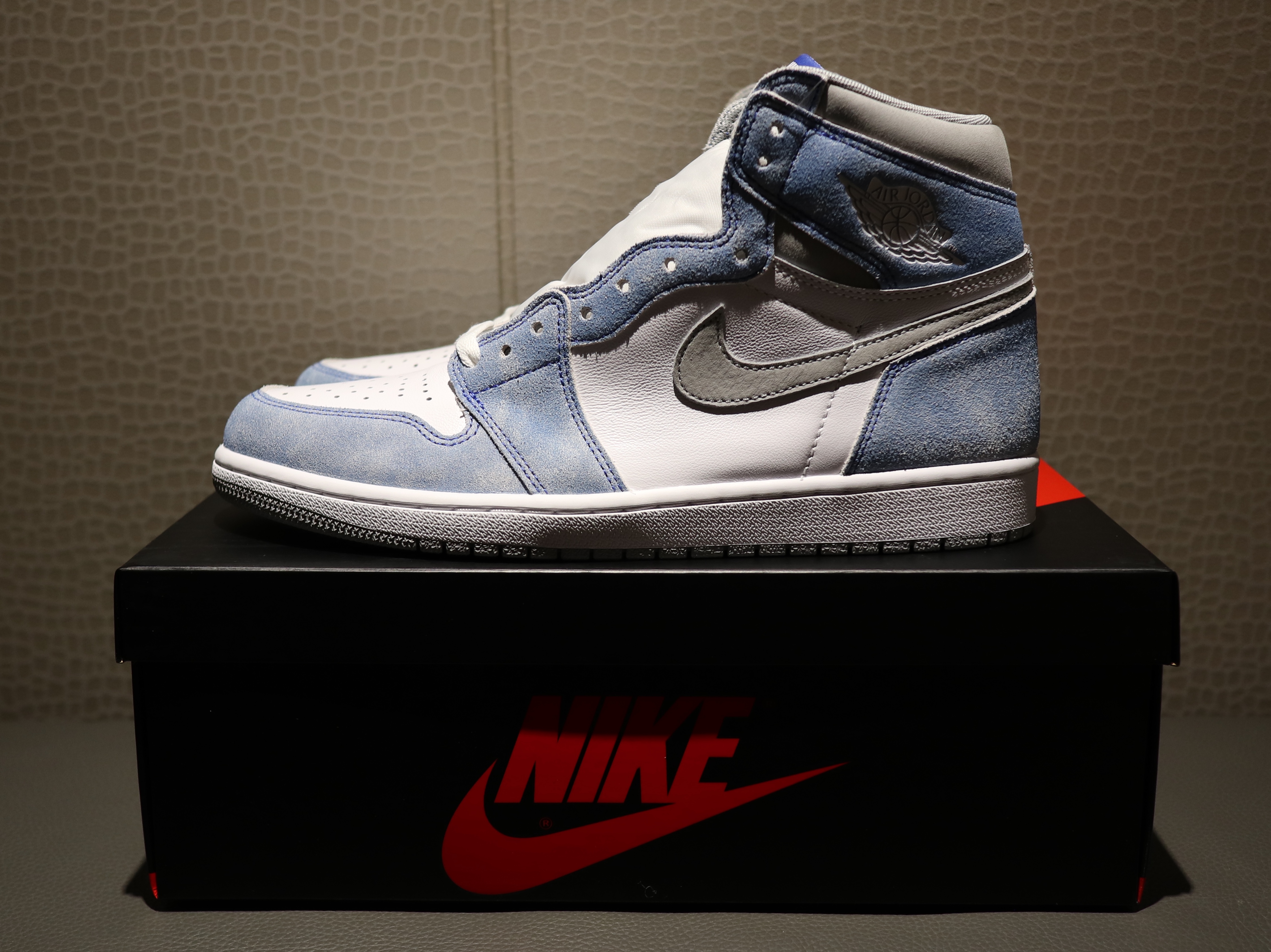 Jordan 1 Retro High OG Hyper Royal 착용 스타일 - 1