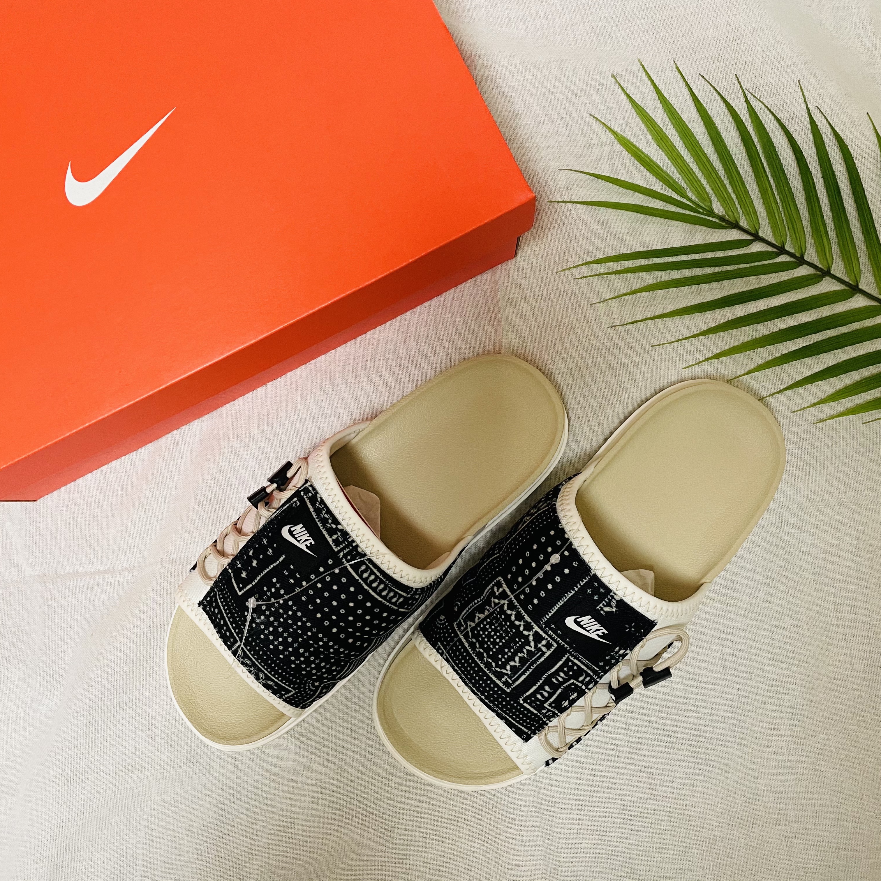 Nike Asuna Slide Pale Ivory Rattan 착용 스타일 - 1