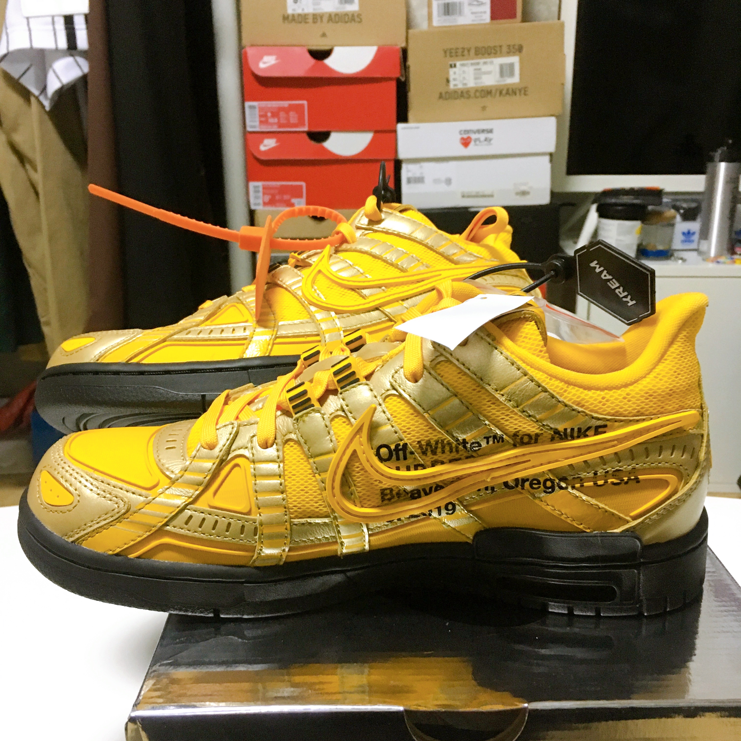 Nike x Off-White Air Rubber Dunk University Gold 착용 스타일