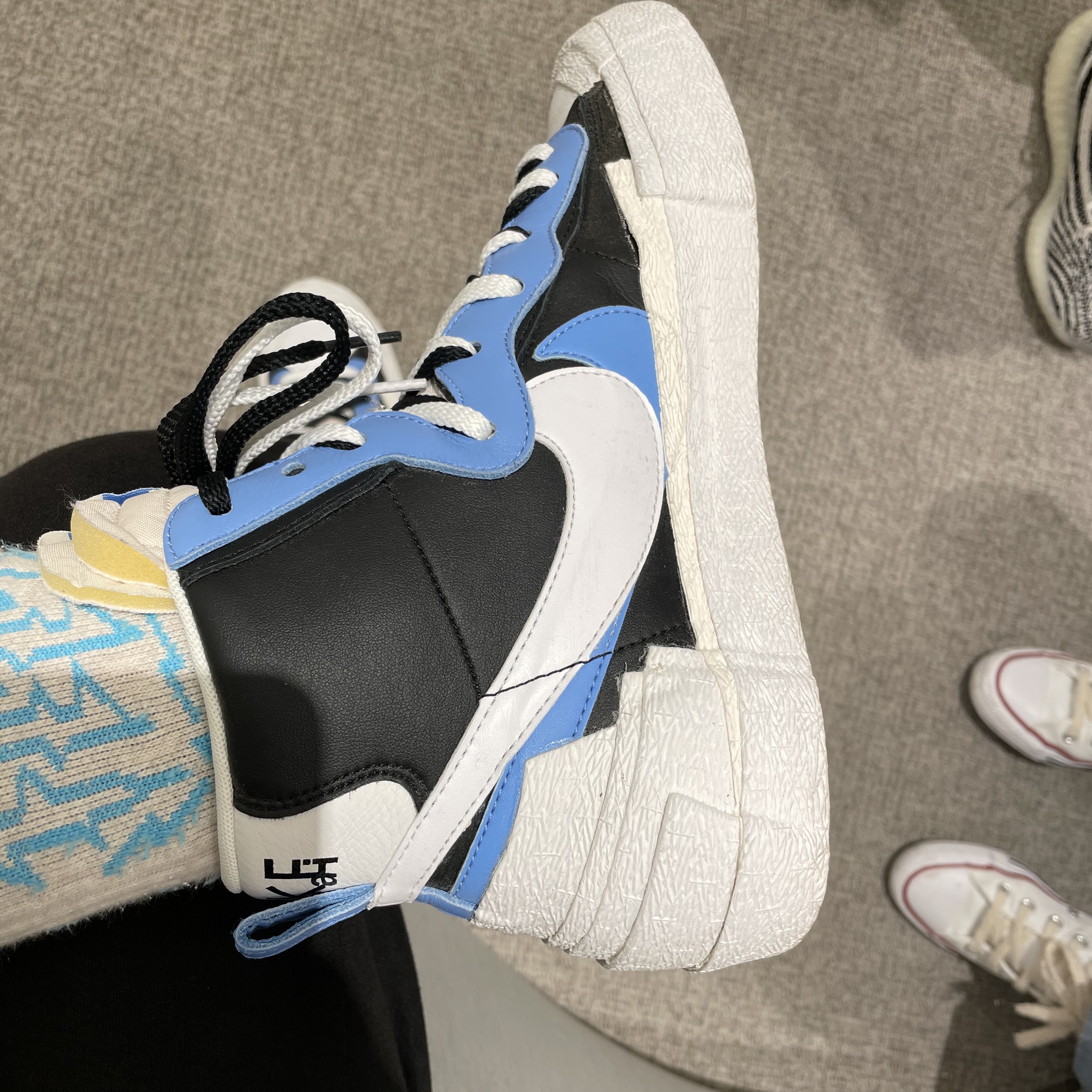 Nike x Sacai Blazer Mid White Black Legend Blue 착용 스타일 - 3