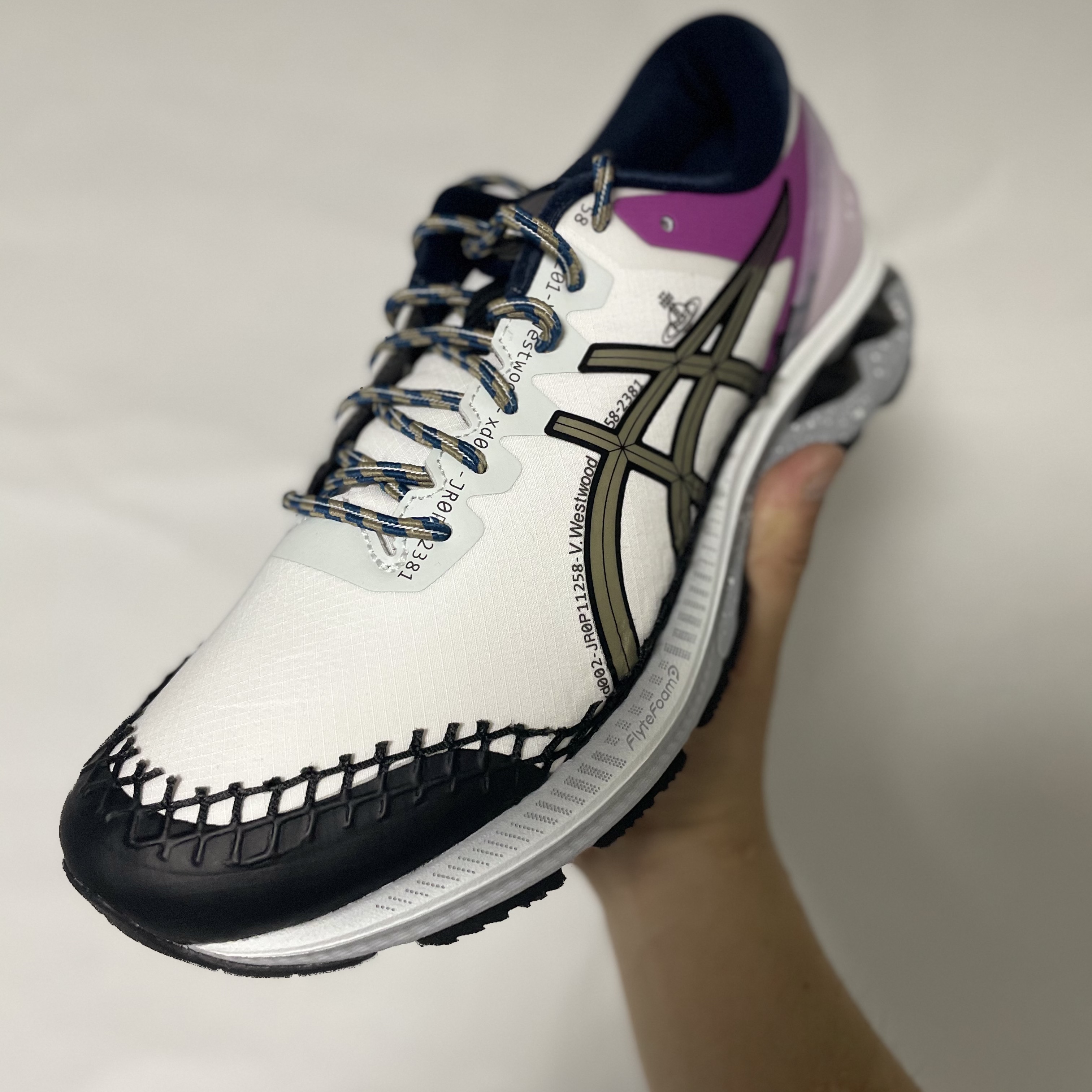 Asics x Vivienne Westwood Gel-Kayano 27 DE White 착용 스타일 - 2