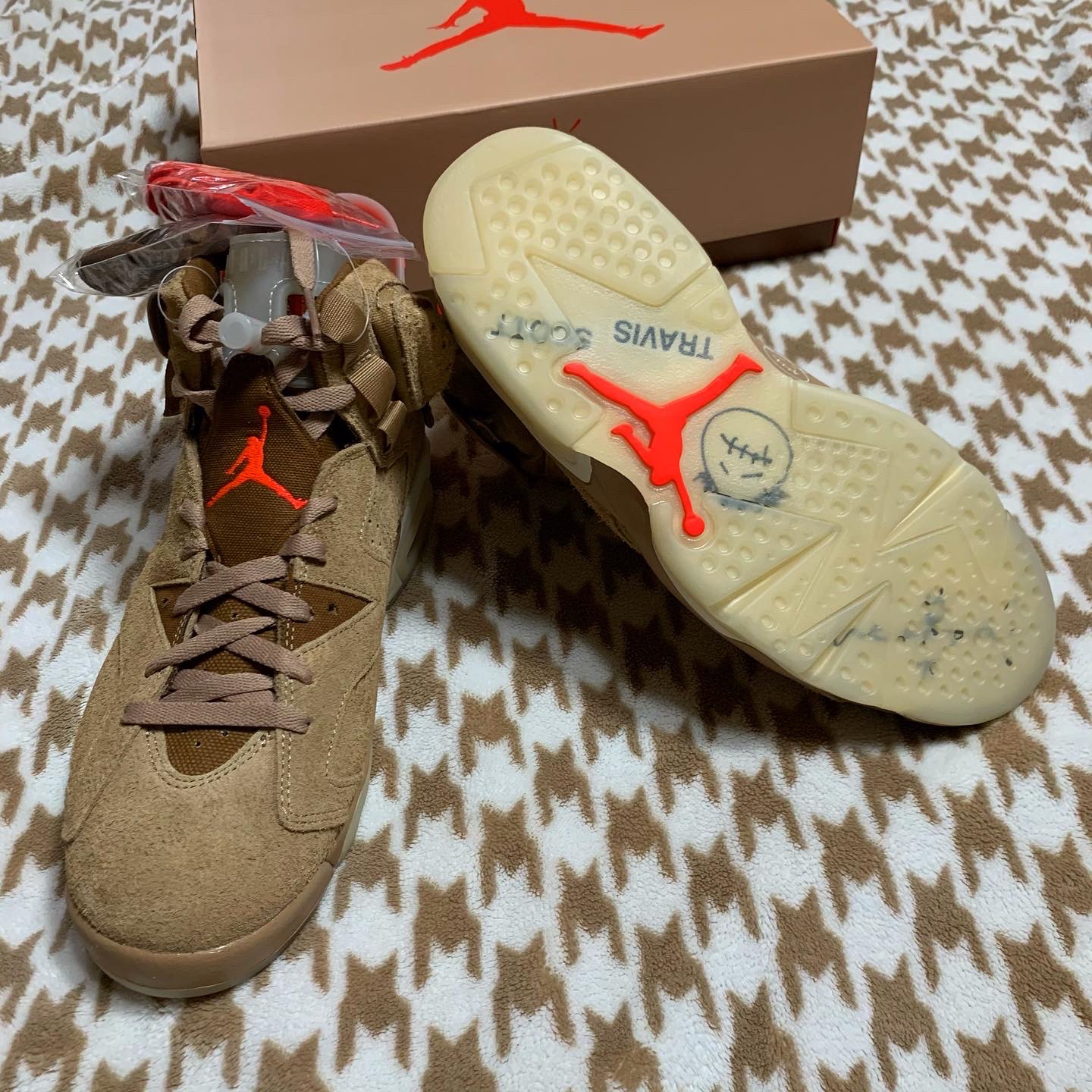 Jordan 6 x Travis Scott Retro SP British Khaki 착용 스타일 - 3