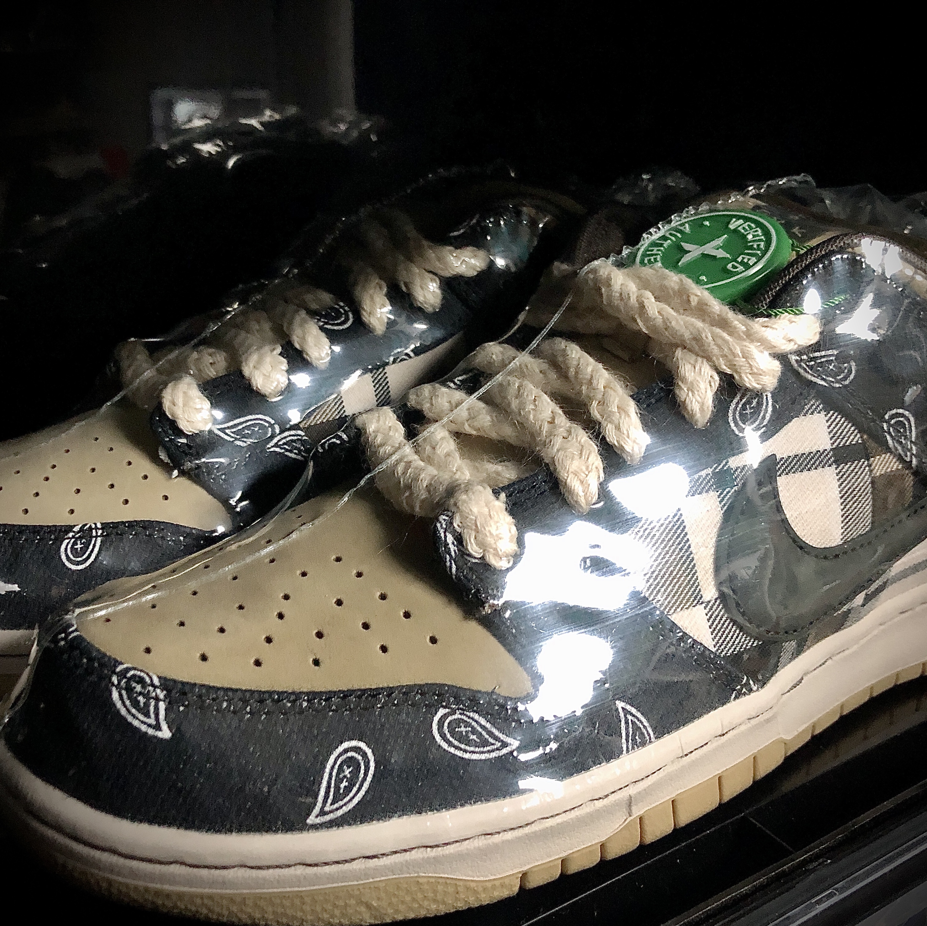 Jordan 1 x Trophy Room Retro High OG SP Chicago, Nike x Travis Scott SB Dunk Low 착용 스타일 - 3