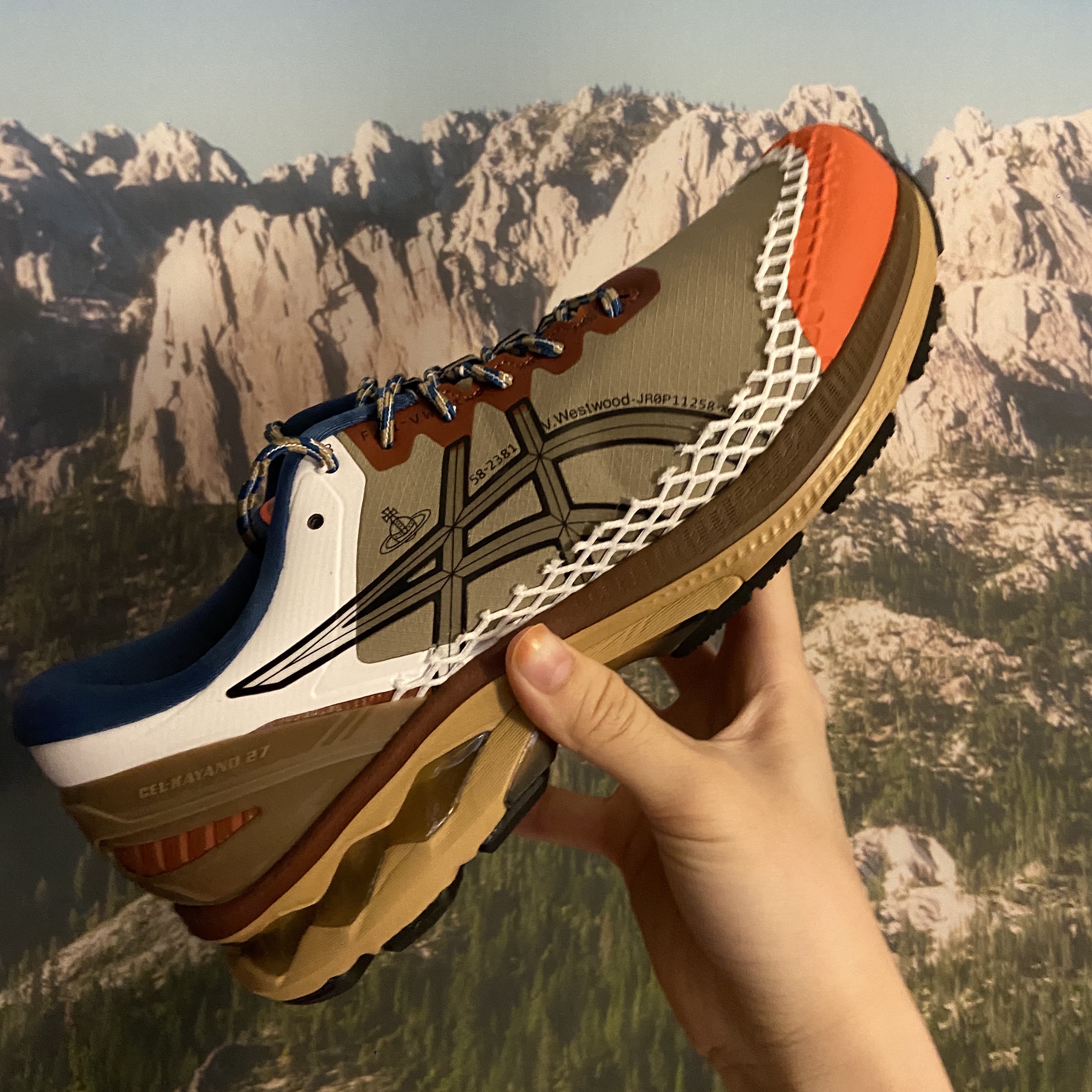 Asics x Vivienne Westwood Gel-Kayano 27 DE Ox Brown 착용 스타일 - 1