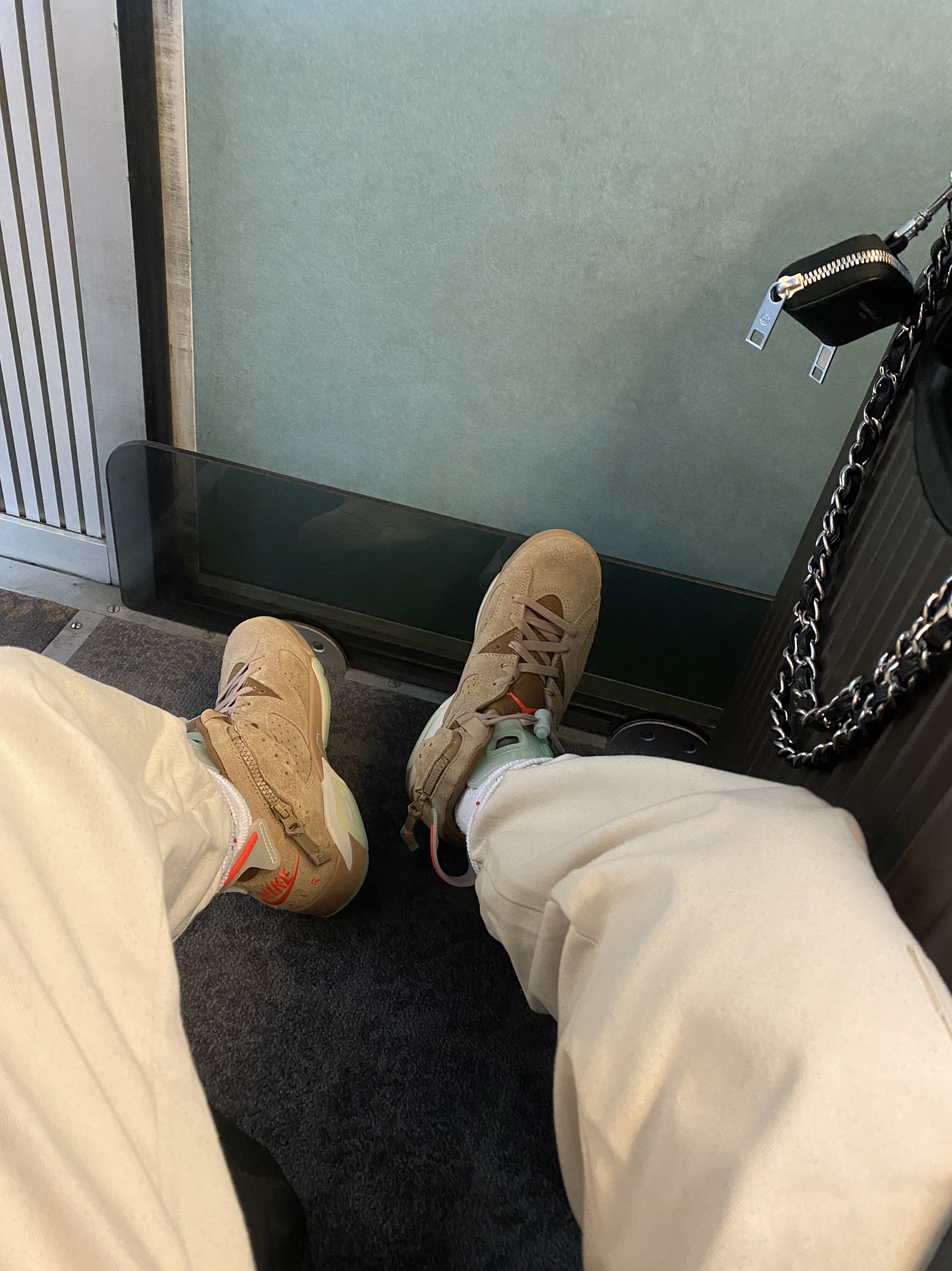 Jordan 6 x Travis Scott Retro SP British Khaki 착용 스타일