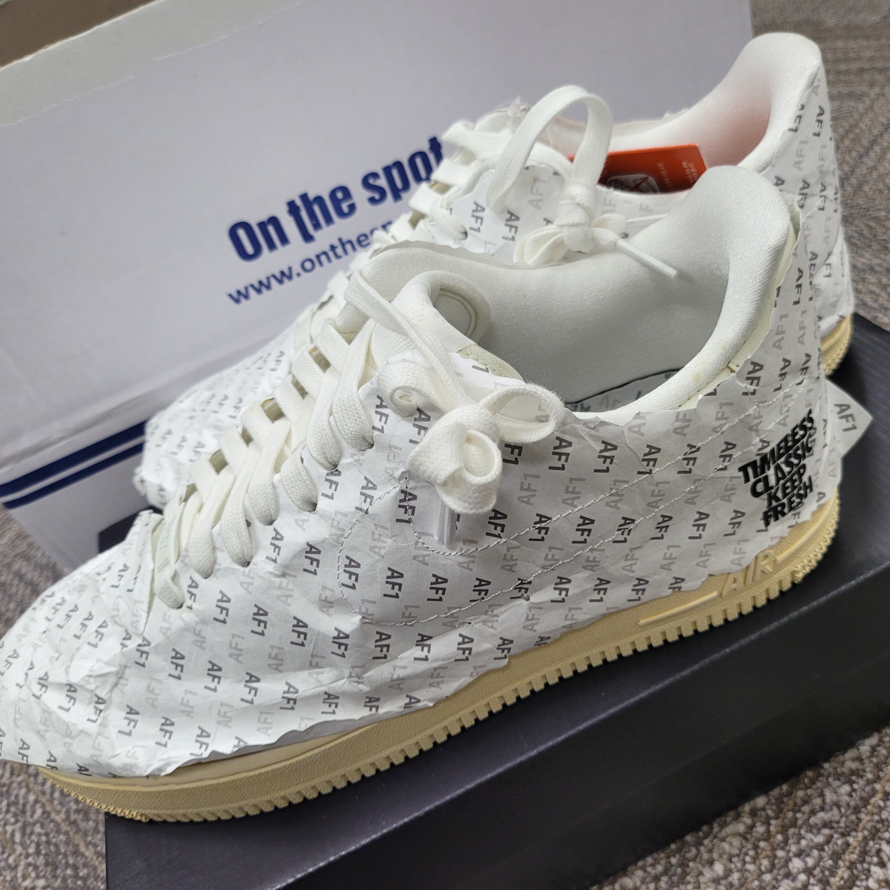 Nike Asuna Slide Pale Ivory Rattan, Nike Air Force 1 '07 LV8 Timeless Classic 착용 스타일 - 2