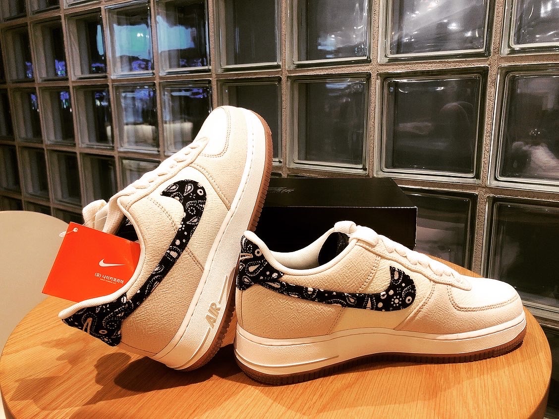 Nike Air Force 1 '07 LV8 Paisley Swoosh 착용 스타일 - 2