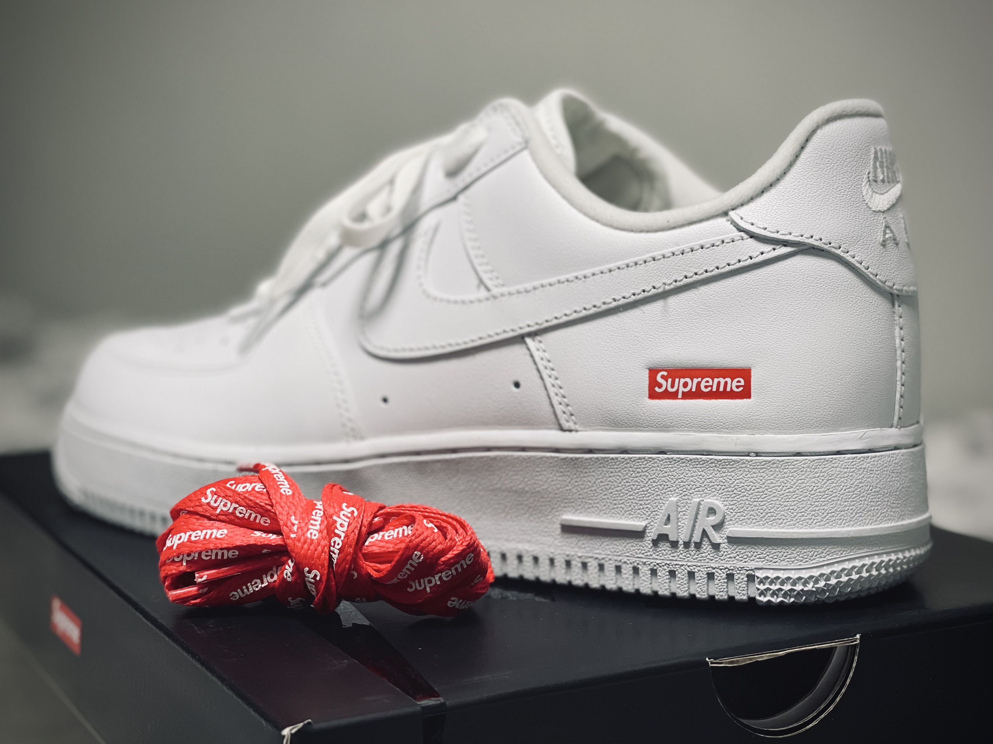 Nike x Supreme Air Force 1 Low White 착용 스타일 - 1