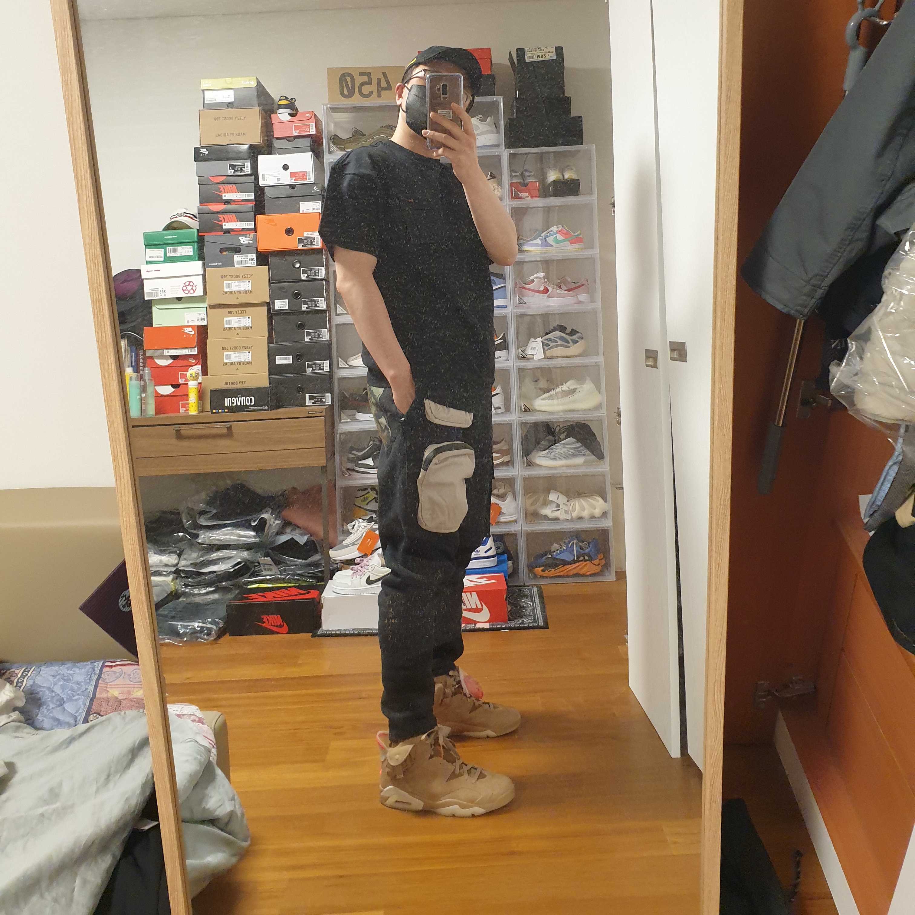 Jordan 6 x Travis Scott Retro SP British Khaki, Nike x Travis Scott NRG AG Utility Sweatpants Black 착용 스타일 - 4