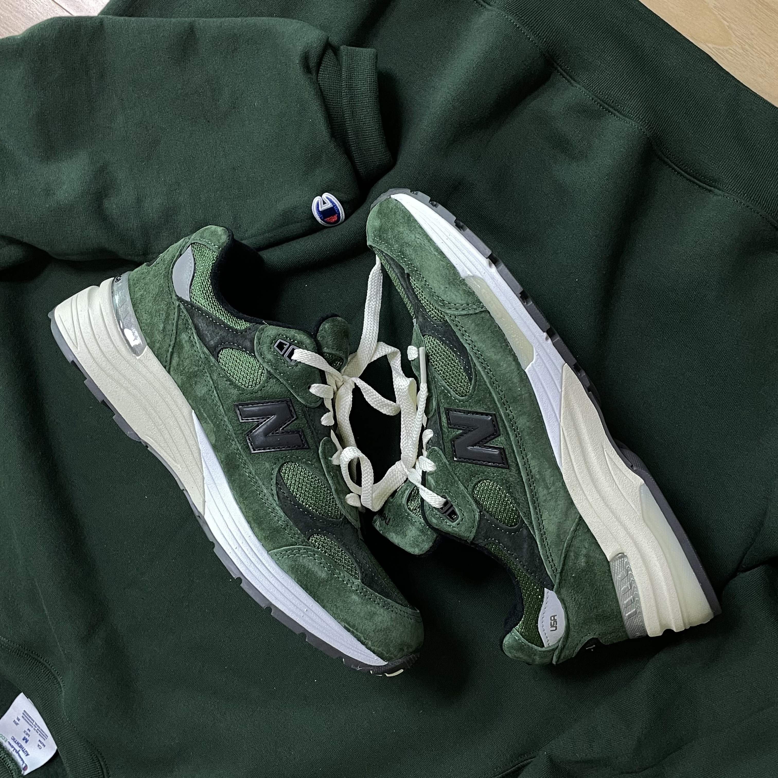 New Balance x JJJJound 992 Made in USA Mossy Green 착용 스타일