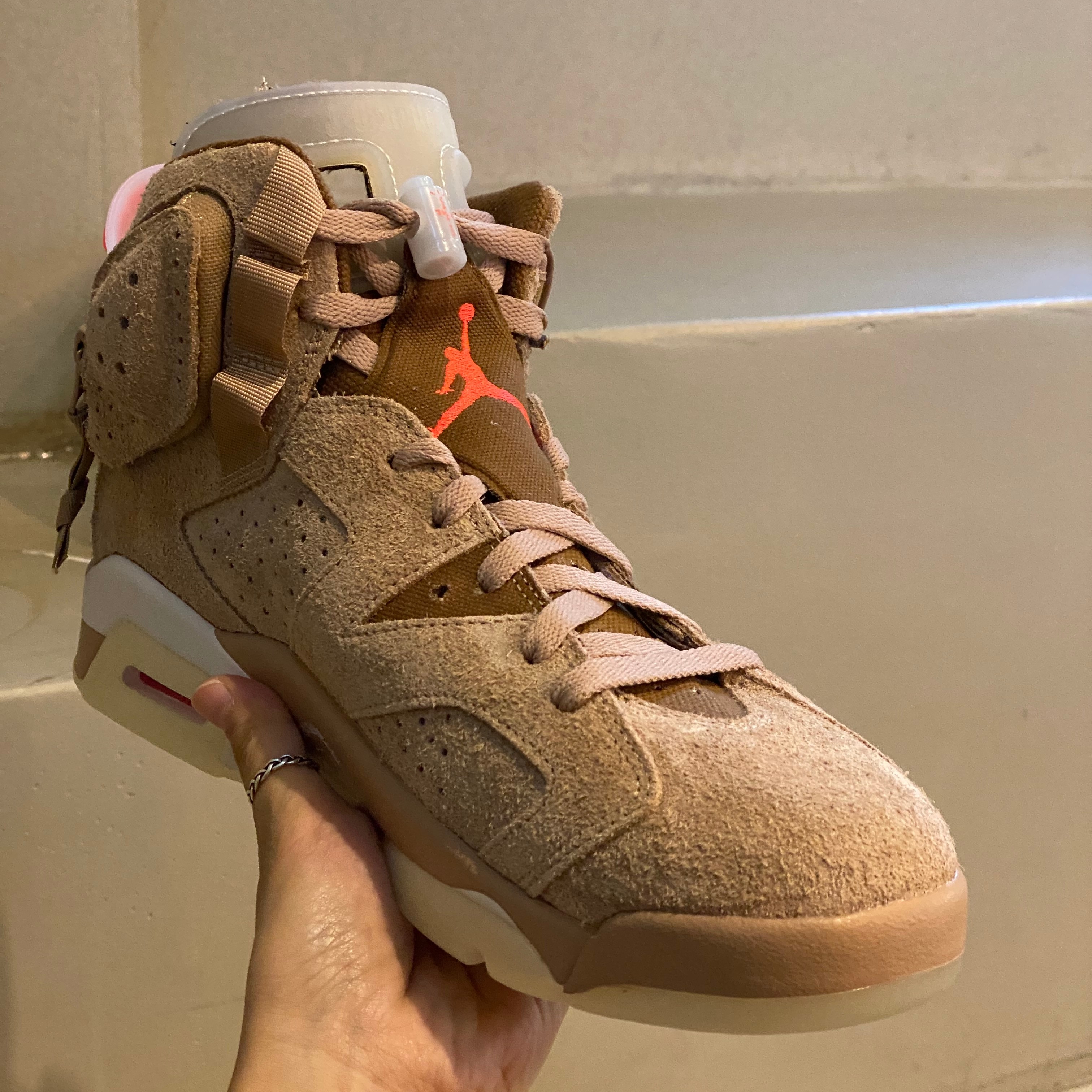 Jordan 6 x Travis Scott Retro SP British Khaki, Jordan 1 x Travis Scott Retro High OG SP Mocha 착용 스타일 - 4