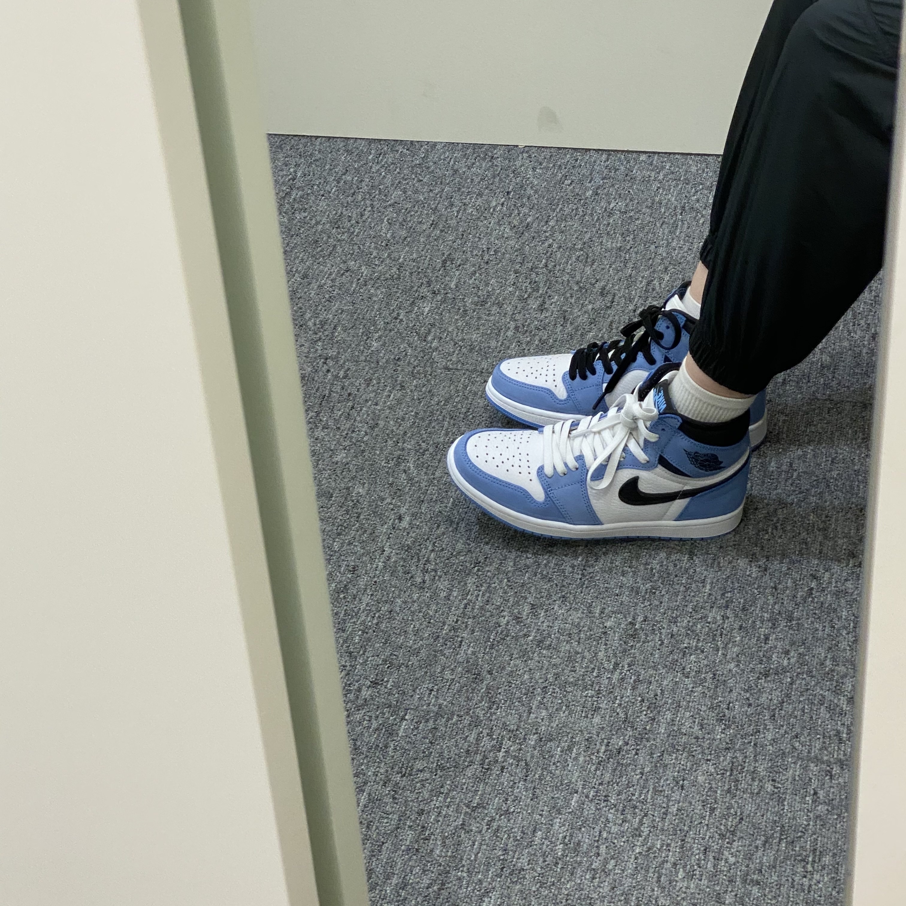 Jordan 1 Retro High OG University Blue 착용 스타일 - 4