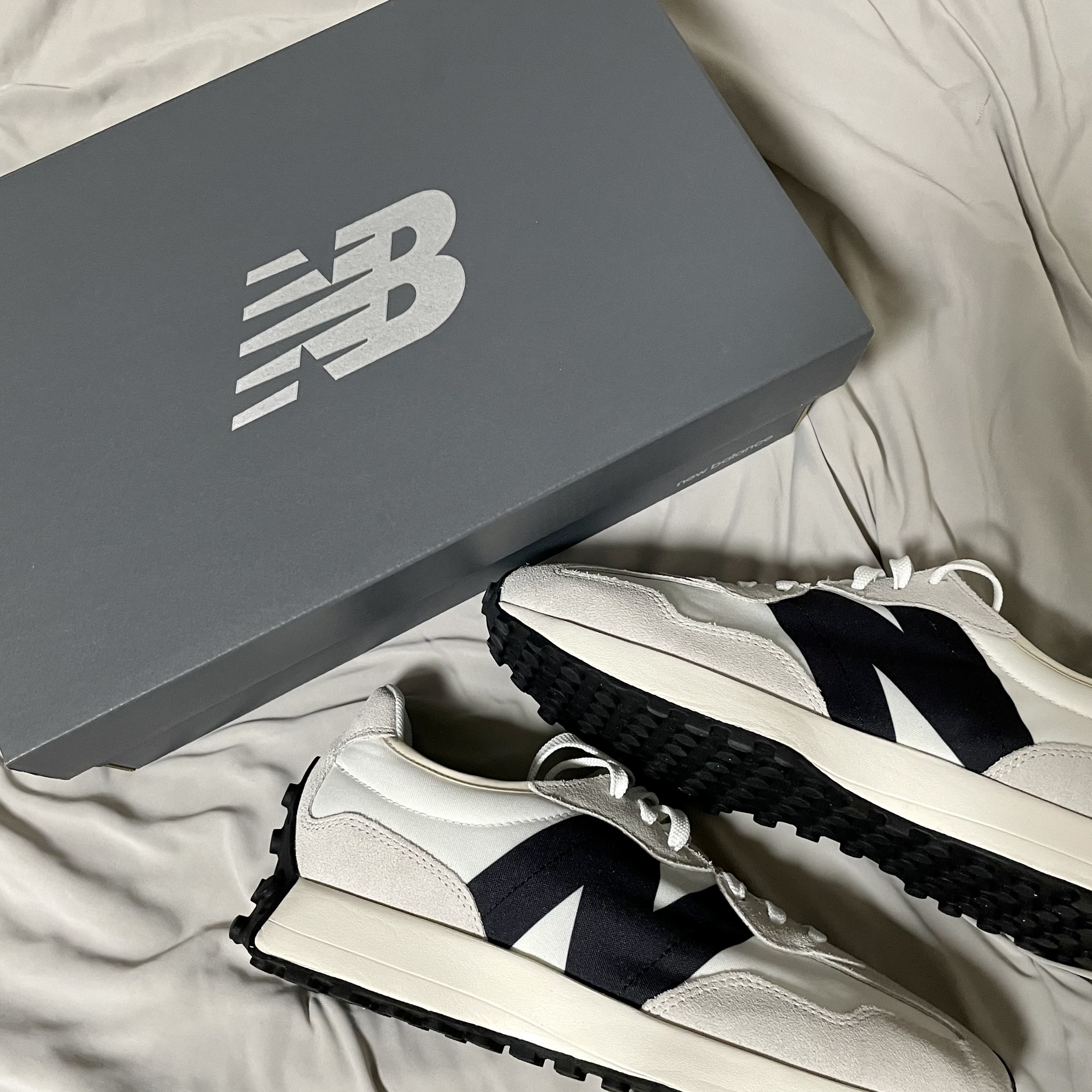 New Balance 327 White Black 착용 스타일
