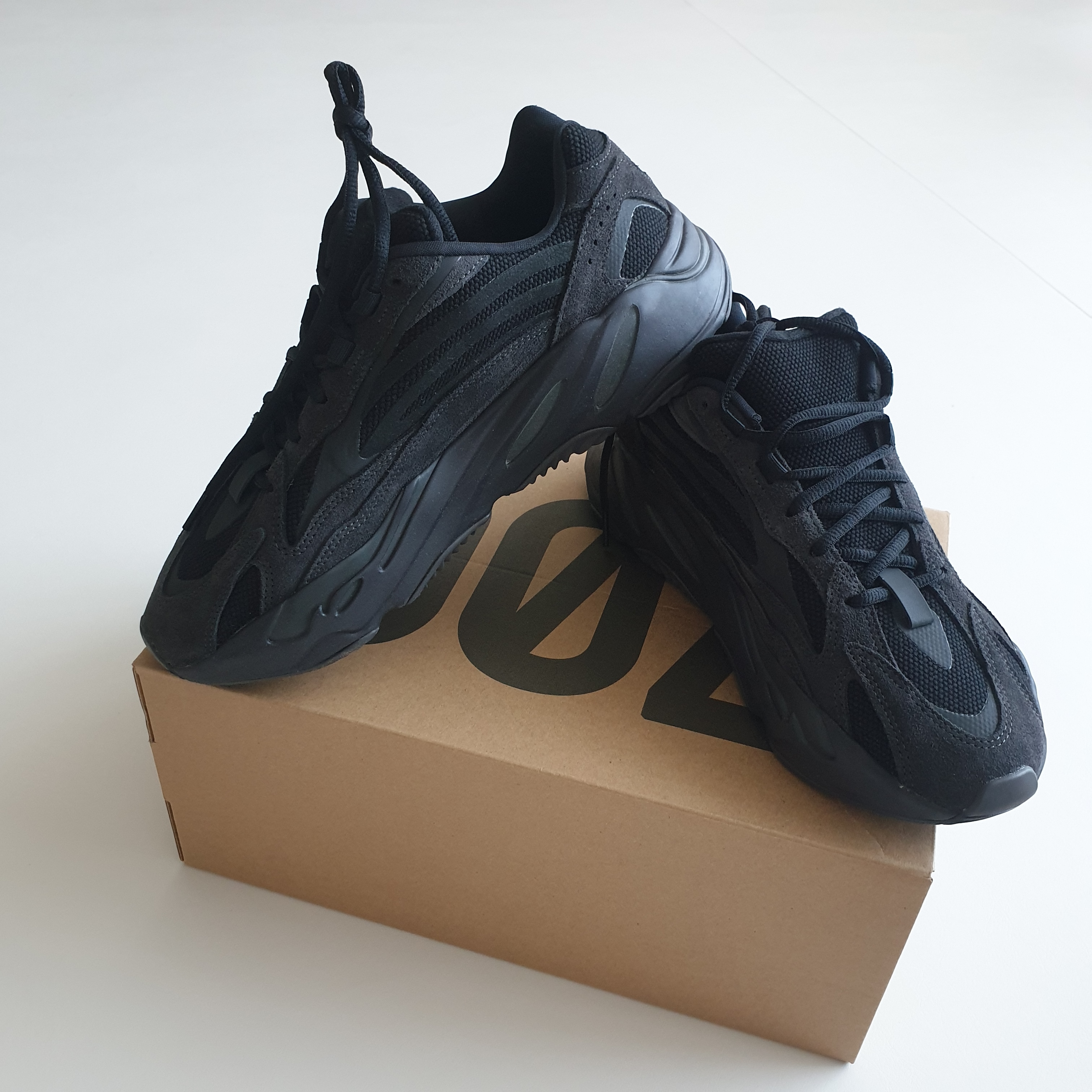 Adidas Yeezy Boost 700 V2 Vanta 2019 착용 스타일