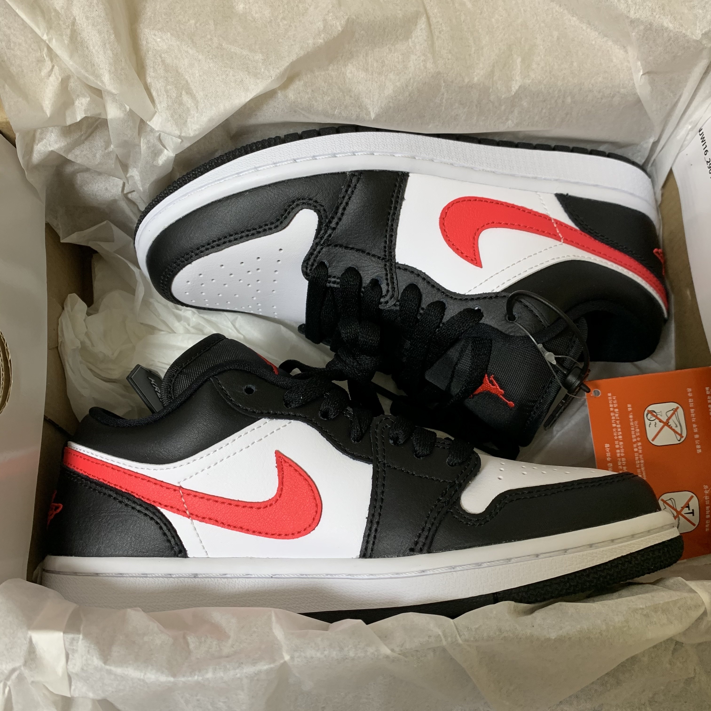 (W) Jordan 1 Low Black Siren Red 착용 스타일
